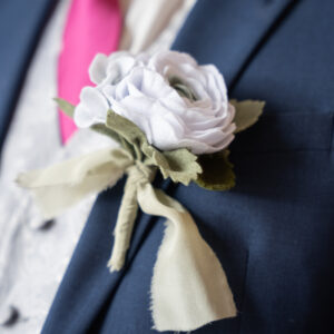 Corsage Hoorn (West-Friesland), vilt corsage, duurzame corsage, duurzaam trouwen, allergie hooikoorts, bruiloft, trouwbloemist, viltbloemist, bijpassend bruidsboeket, bloemist Hoorn (West-Friesland)
