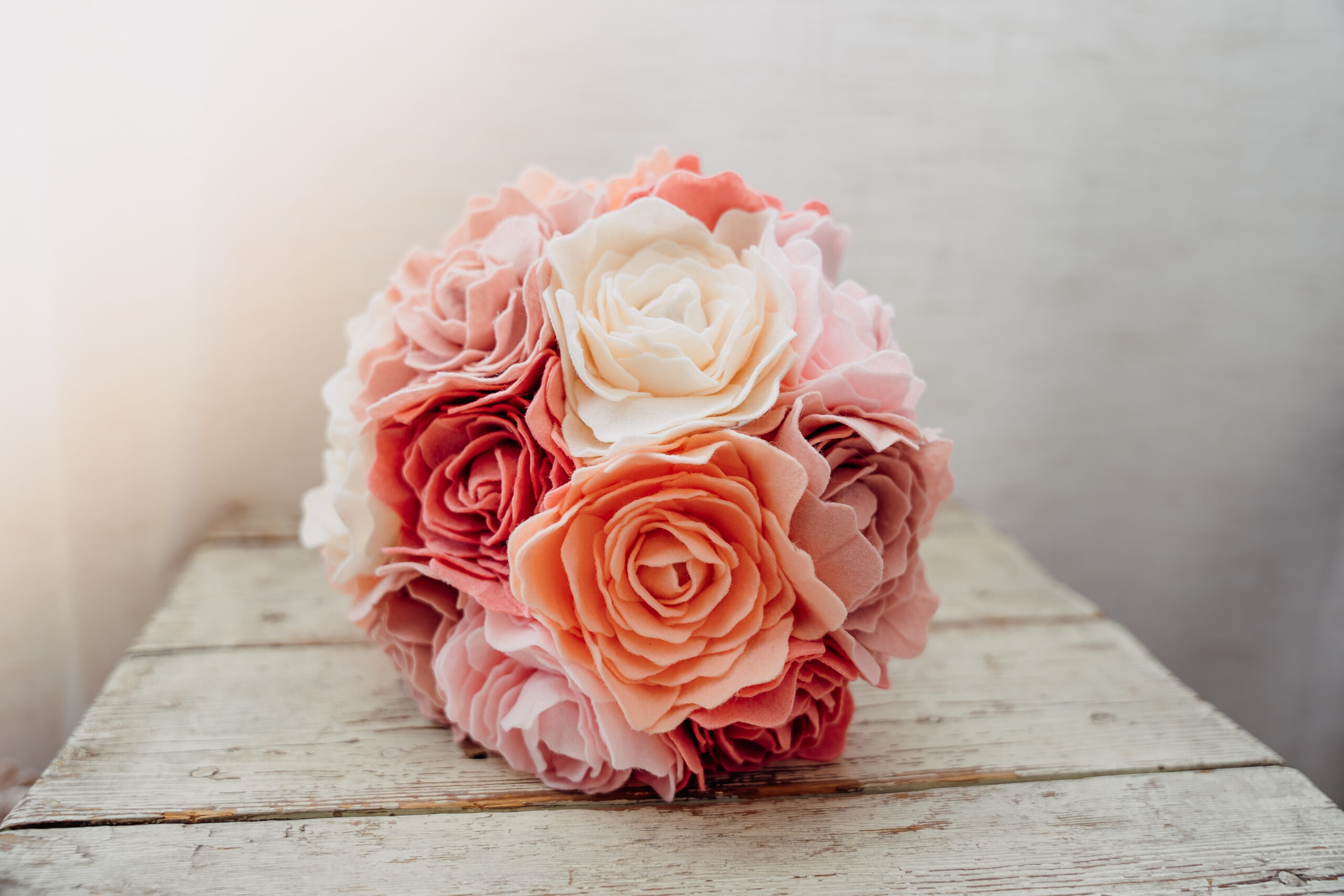 Bruidsboeket Hoorn, vilt bruidsboeket, duurzaam bruidsboeket, duurzaam trouwen, allergie hooikoorts, bruiloft, trouwbloemist, viltbloemist, bloemist Hoorn, alternatief bruidsboeket, trouwbloemen Hoorn