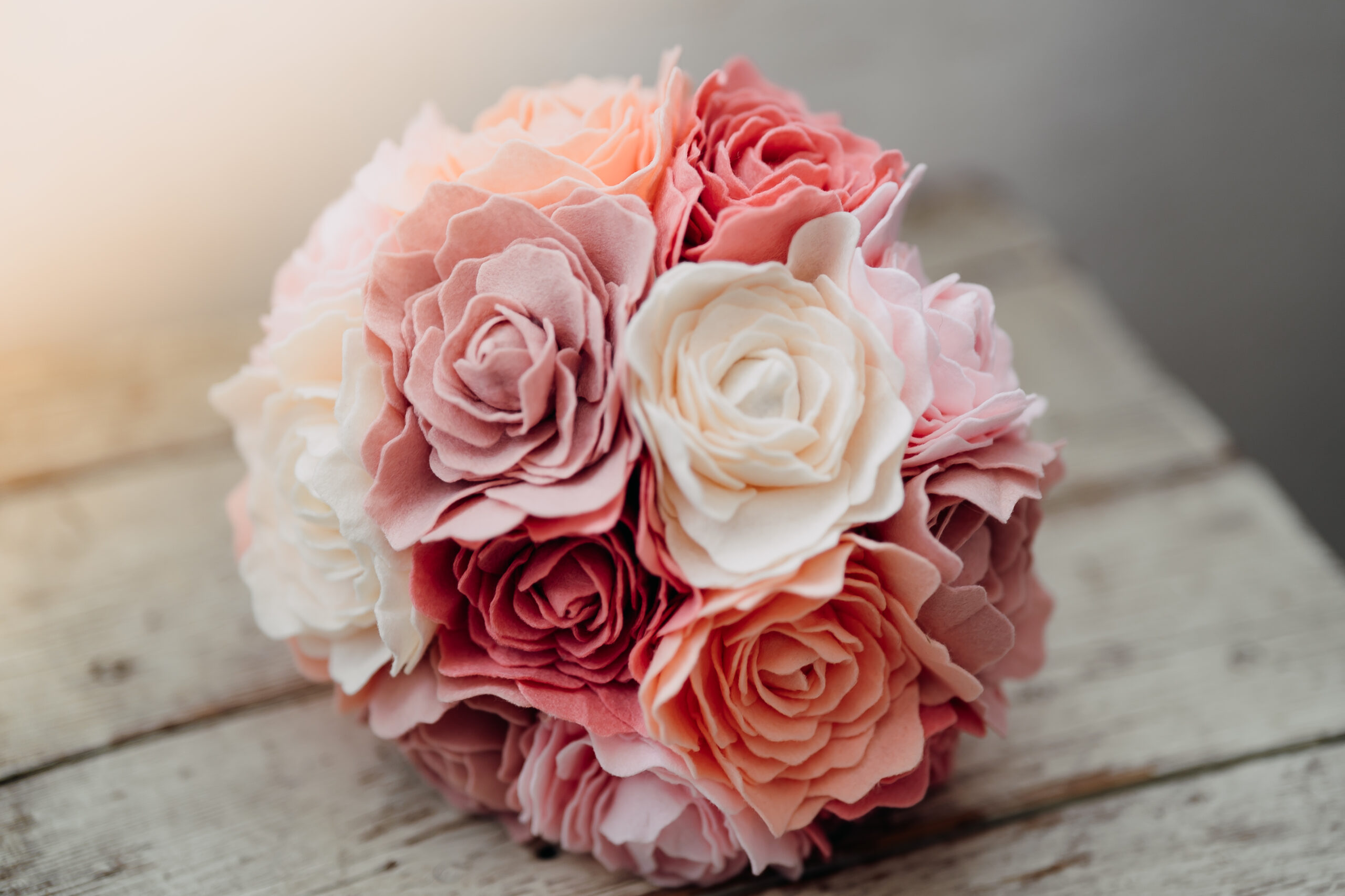 Bruidsboeket Hoorn, vilt bruidsboeket, duurzaam bruidsboeket, duurzaam trouwen, allergie hooikoorts, bruiloft, trouwbloemist, viltbloemist, bloemist Hoorn, alternatief bruidsboeket, trouwbloemen Hoorn