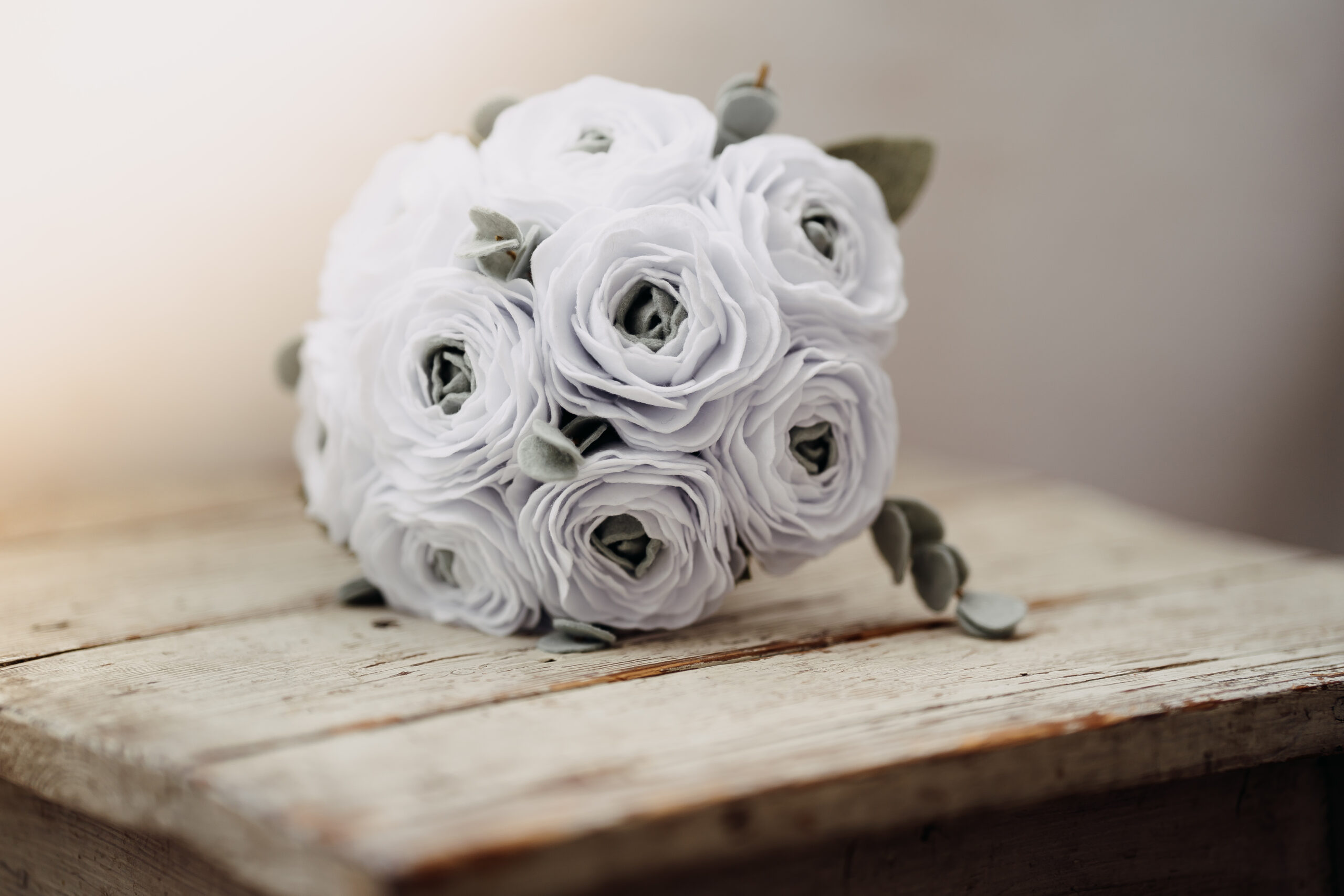 Bruidsboeket Hoorn, vilt bruidsboeket, duurzaam bruidsboeket, duurzaam trouwen, allergie hooikoorts, bruiloft, trouwbloemist, viltbloemist, bloemist Hoorn, alternatief bruidsboeket, trouwbloemen Hoorn