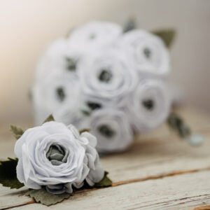 Uniek vilten bruidsboeket, zorgvuldig met de hand gemaakt als duurzaam en stijlvol alternatief voor verse trouwbloemen.