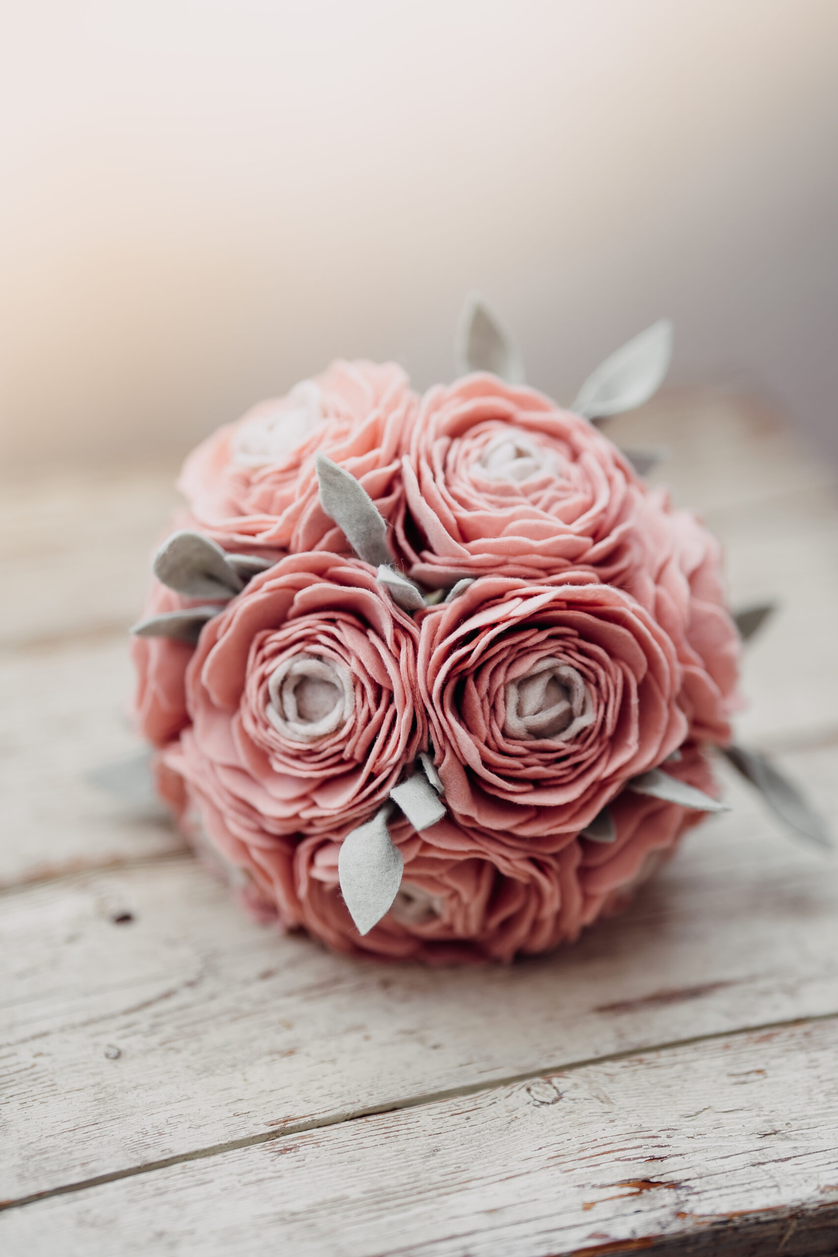 Bruidsboeket Hoorn, vilt bruidsboeket, duurzaam bruidsboeket, duurzaam trouwen, allergie hooikoorts, bruiloft, trouwbloemist, viltbloemist, bloemist Hoorn, alternatief bruidsboeket, trouwbloemen Hoorn