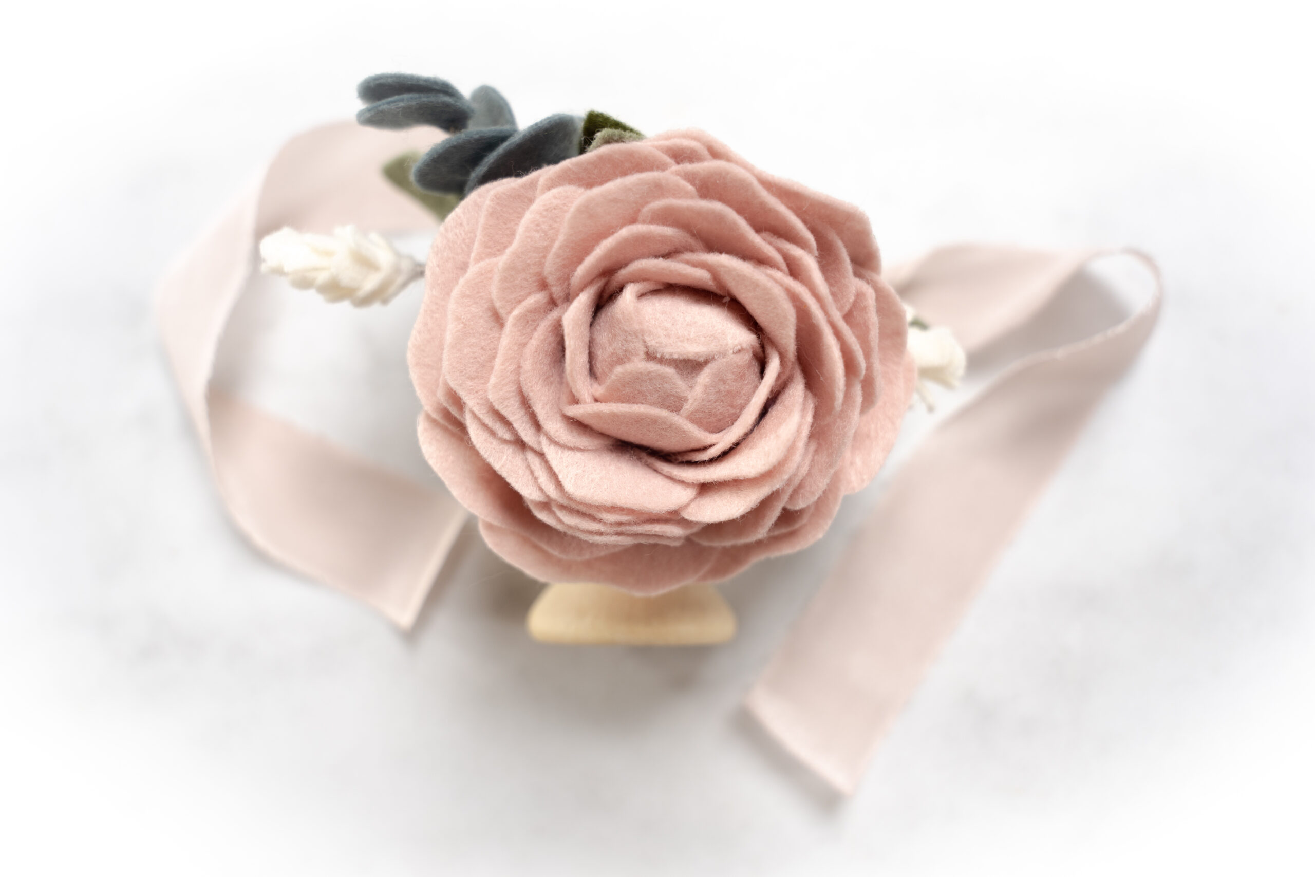 Uniek vilten corsage, zorgvuldig met de hand gemaakt als duurzaam en stijlvol alternatief voor verse trouwbloemen.