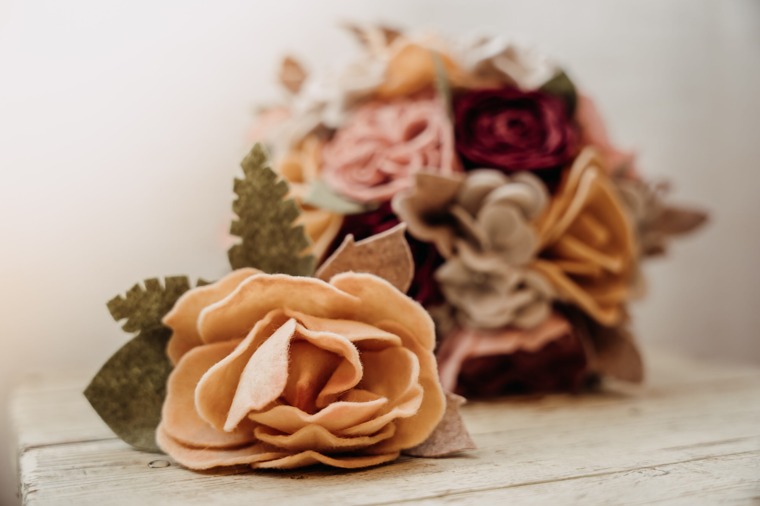 Corsage Hoorn, vilt corsage, duurzame corsage, duurzaam trouwen, allergie hooikoorts, bruiloft, trouwbloemist, viltbloemist
