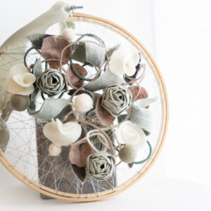 Houten ring met bloemen voor interieurdecoratie en cadeaugebruik, bloemen, cadeau, relatiegeschenk, bloemist, kunstboemen, nepbloemen, Hoorn