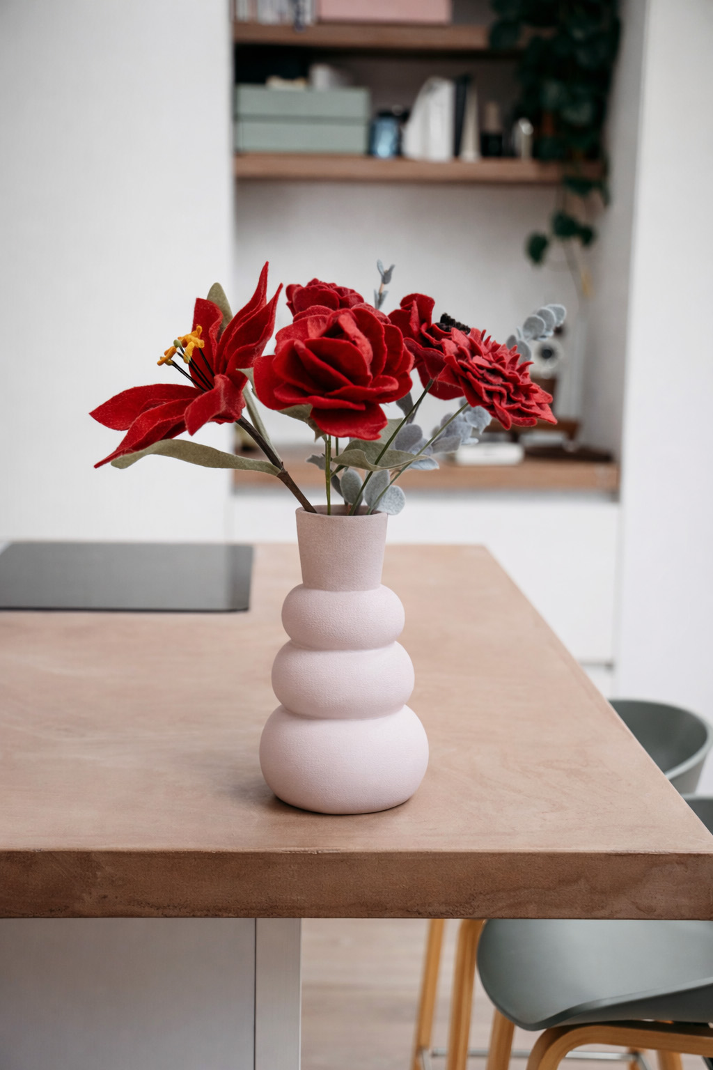 viltboeket, rode bloemen vilt, vilten bloemen, rood viltboeket, onderhoudsvrij boeket, duurzaam woonaccessoire, kunstbloemen vilt, luxe interieurdecoratie