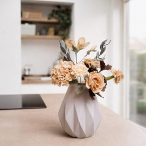 vilt boeket in beige en natuurtinten, decoratief boeket van viltbloemen, modern droogbloemen boeket van vilt, beige viltbloemen in design vaas, stijlvol vilt boeket voor interieur, onderhoudsvrij decoratieboeket, minimalistisch boeket op tafel, handgemaakt vilt boeket nazomerdagen