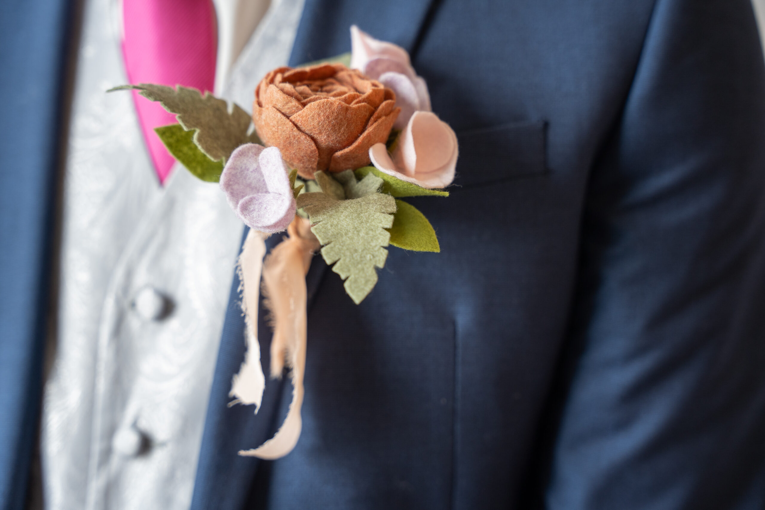 Corsage Hoorn (West-Friesland), vilt corsage, duurzame corsage, duurzaam trouwen, allergie hooikoorts, bruiloft, trouwbloemist, viltbloemist, bijpassend bruidsboeket, bloemist Hoorn (West-Friesland)