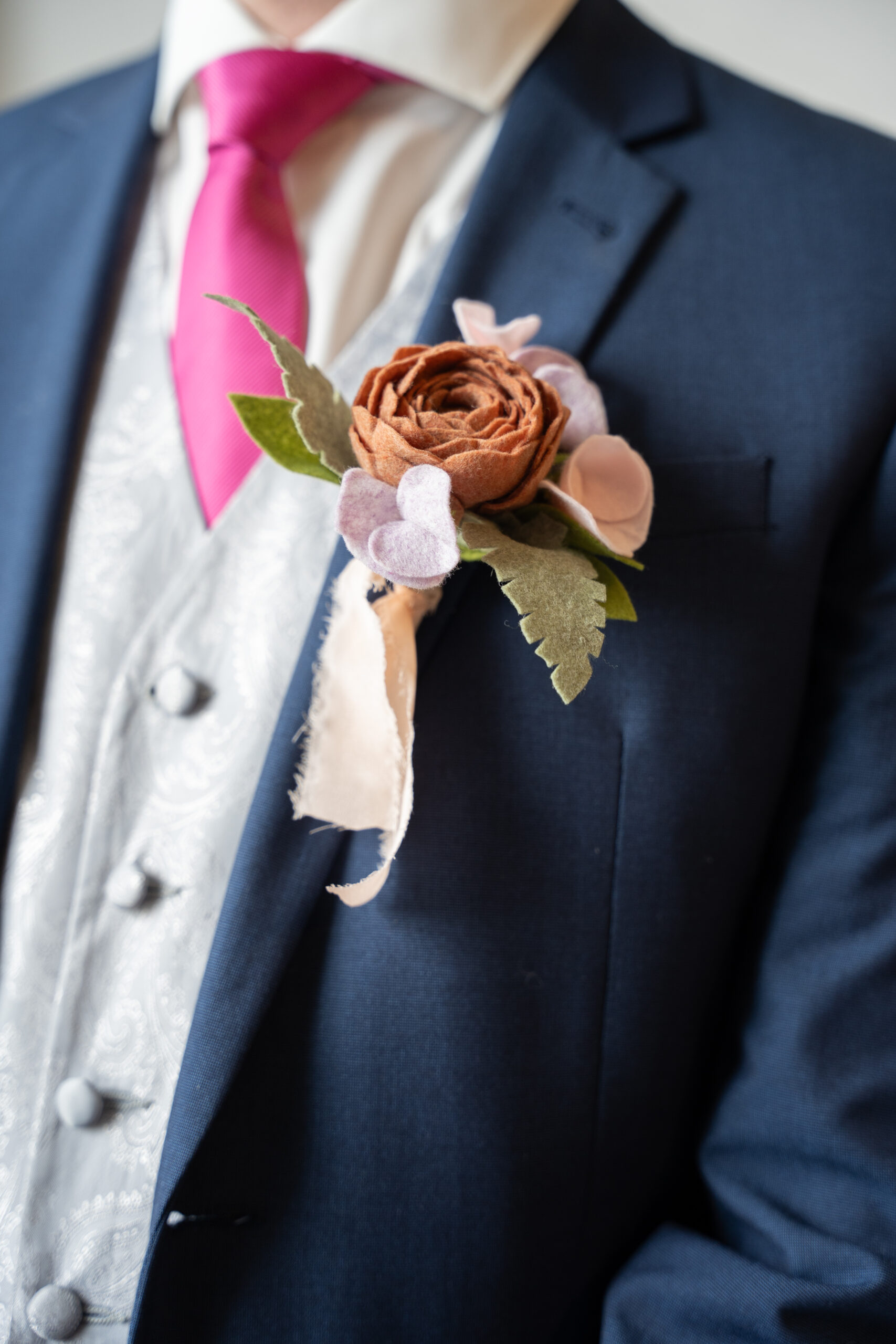 Corsage Hoorn (West-Friesland), vilt corsage, duurzame corsage, duurzaam trouwen, allergie hooikoorts, bruiloft, trouwbloemist, viltbloemist, bijpassend bruidsboeket, bloemist Hoorn (West-Friesland)