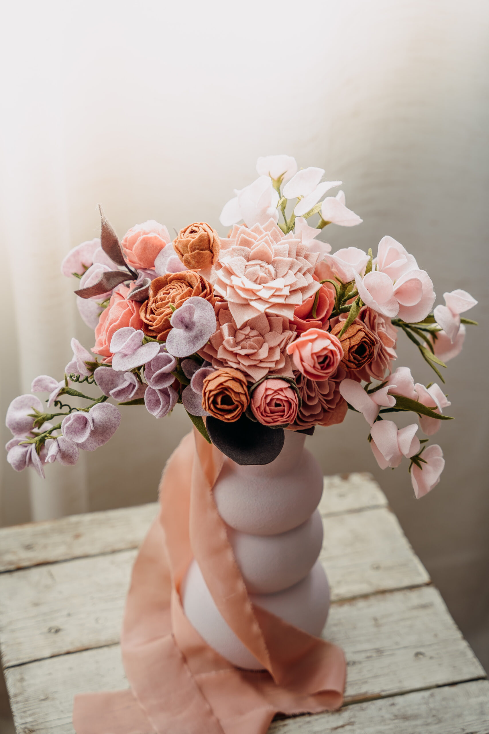 Bruidsboeket Hoorn, vilt bruidsboeket, duurzaam bruidsboeket, duurzaam trouwen, allergie hooikoorts, bruiloft, trouwbloemist, viltbloemist, bloemist Hoorn, alternatief bruidsboeket, trouwbloemen Hoorn