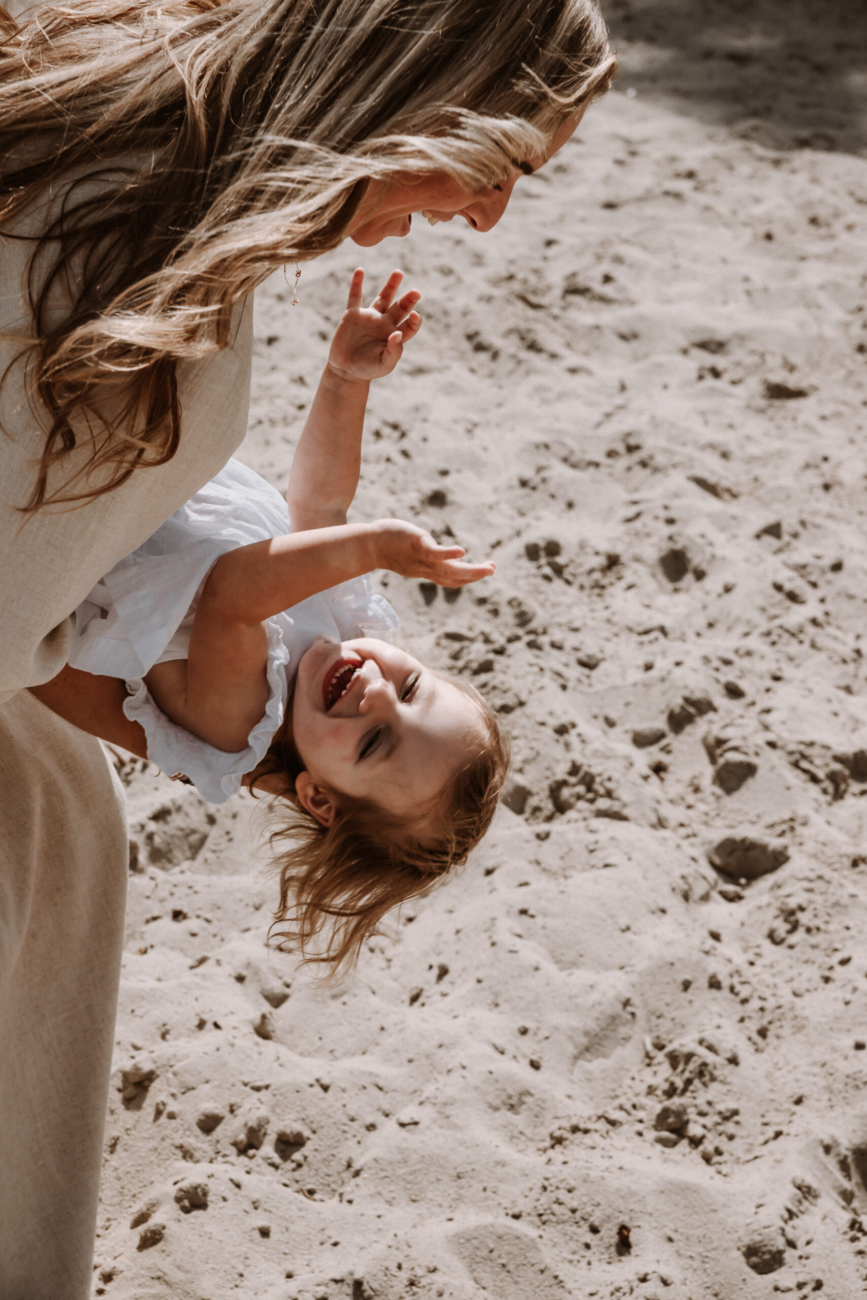 Moeder omhelst haar baby tijdens motherhood fotosessie, Hoorn