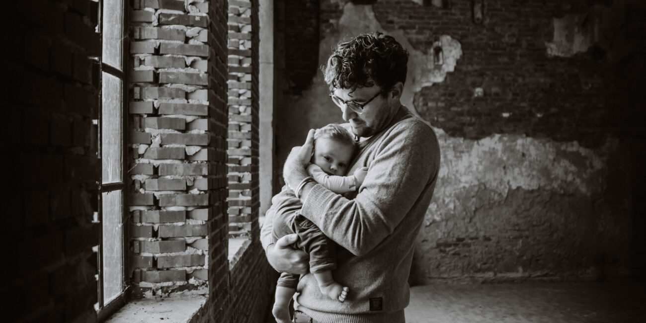 vader en baby vastgelegd in warme fotosessie, Hoorn