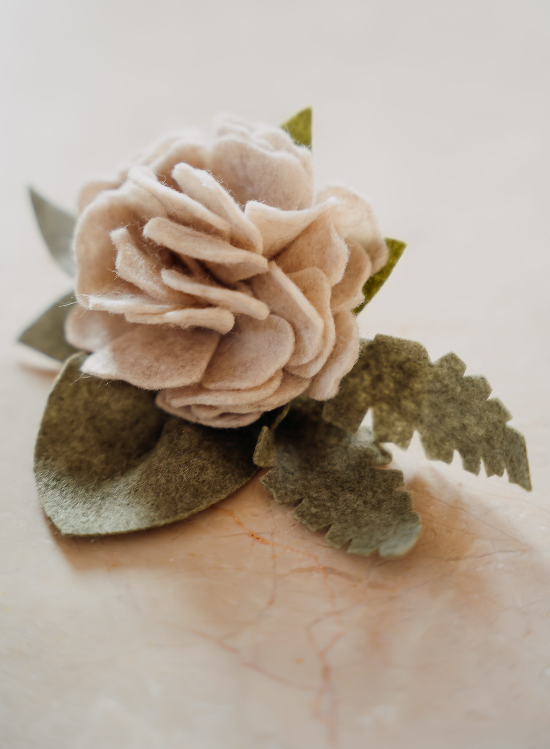Uniek vilten corsage, zorgvuldig met de hand gemaakt als duurzaam en stijlvol alternatief voor verse trouwbloemen.