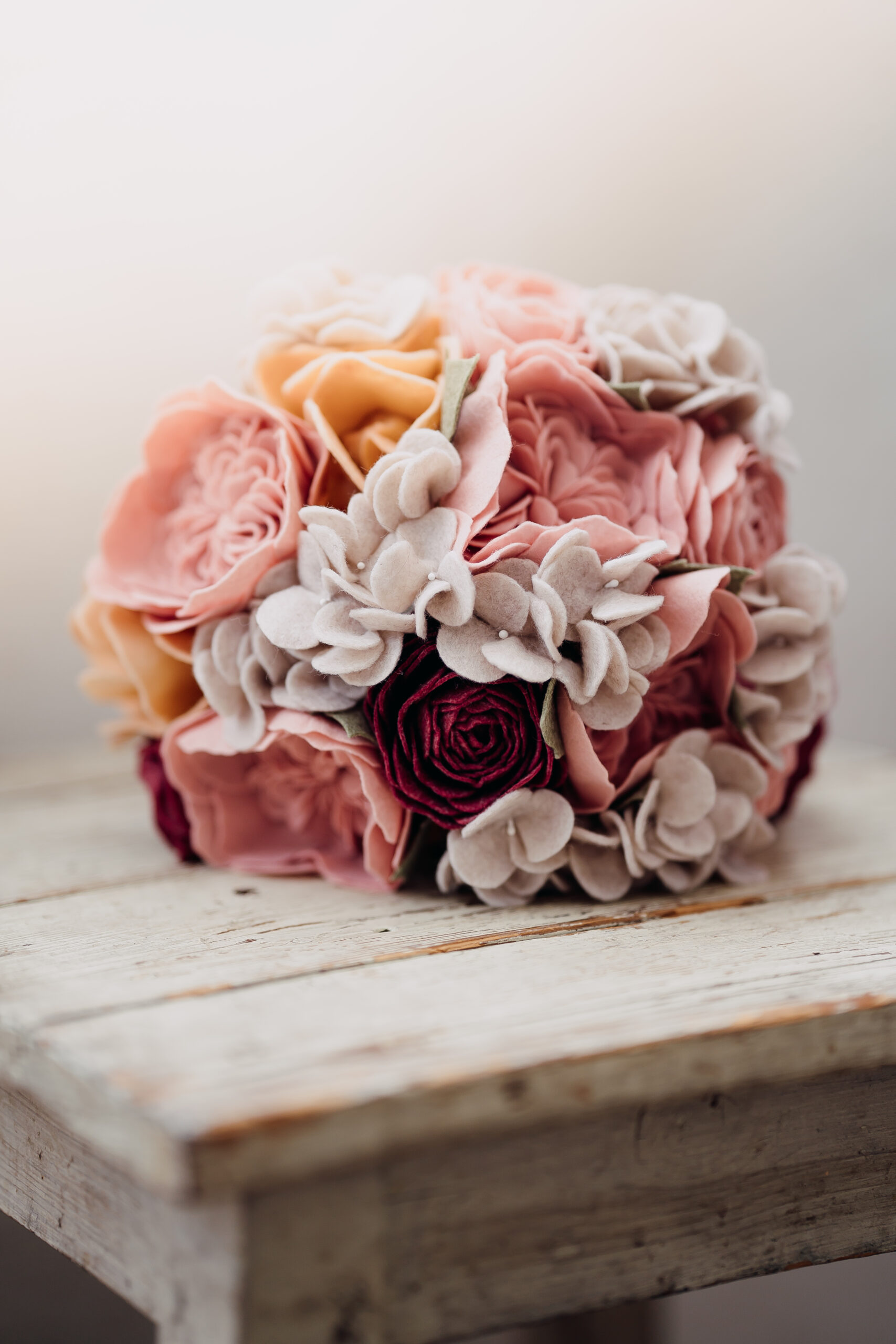 Bruidsboeket Hoorn, vilt bruidsboeket, duurzaam bruidsboeket, duurzaam trouwen, allergie hooikoorts, bruiloft, trouwbloemist, viltbloemist, bloemist Hoorn, alternatief bruidsboeket, trouwbloemen Hoorn