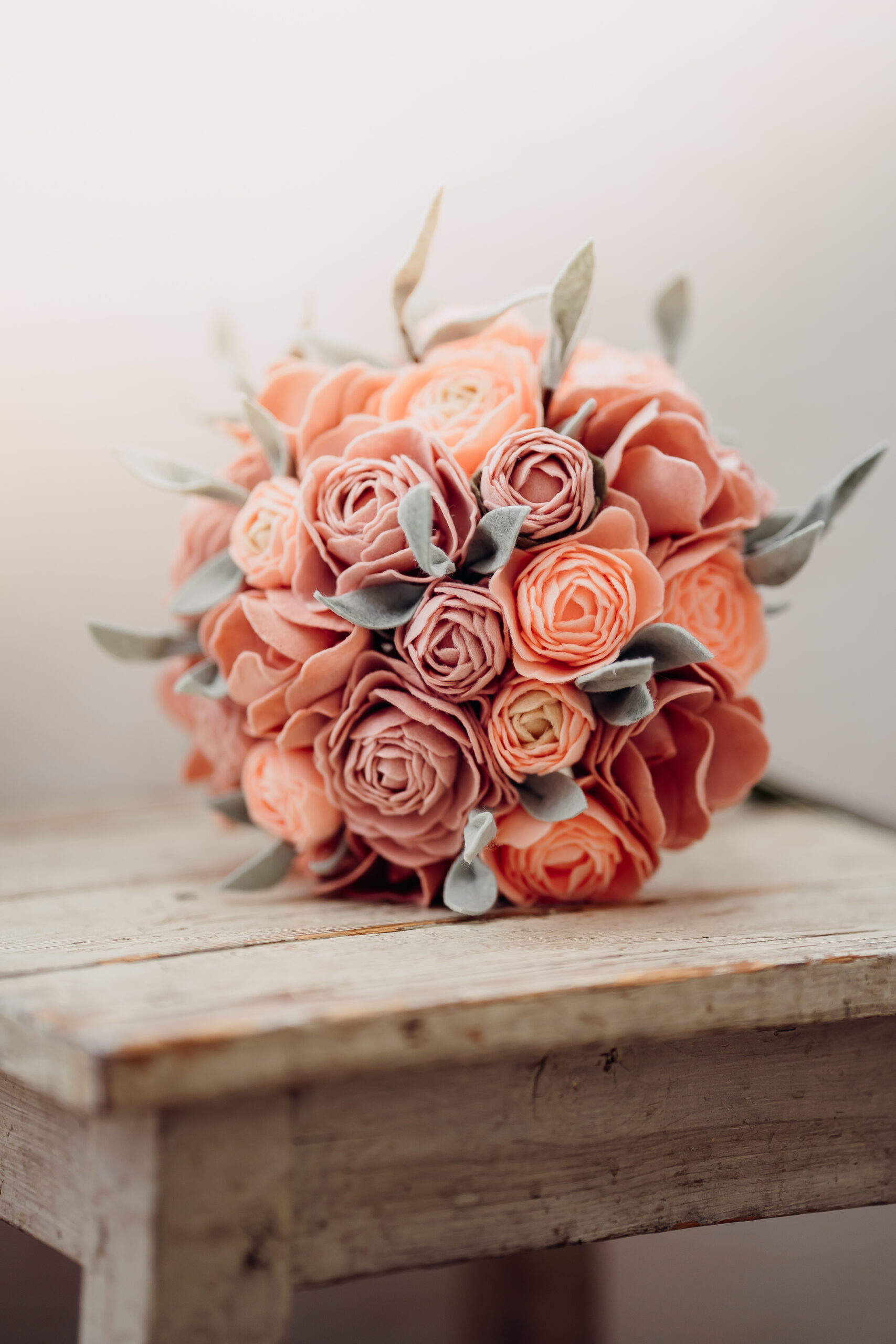 Bruidsboeket Hoorn, vilt bruidsboeket, duurzaam bruidsboeket, duurzaam trouwen, allergie hooikoorts, bruiloft, trouwbloemist, viltbloemist, bloemist Hoorn, alternatief bruidsboeket, trouwbloemen Hoorn