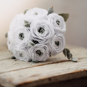 Bruidsboeket Hoorn, vilt bruidsboeket, duurzaam bruidsboeket, duurzaam trouwen, allergie hooikoorts, bruiloft, trouwbloemist, viltbloemist, bloemist Hoorn, alternatief bruidsboeket, trouwbloemen Hoorn