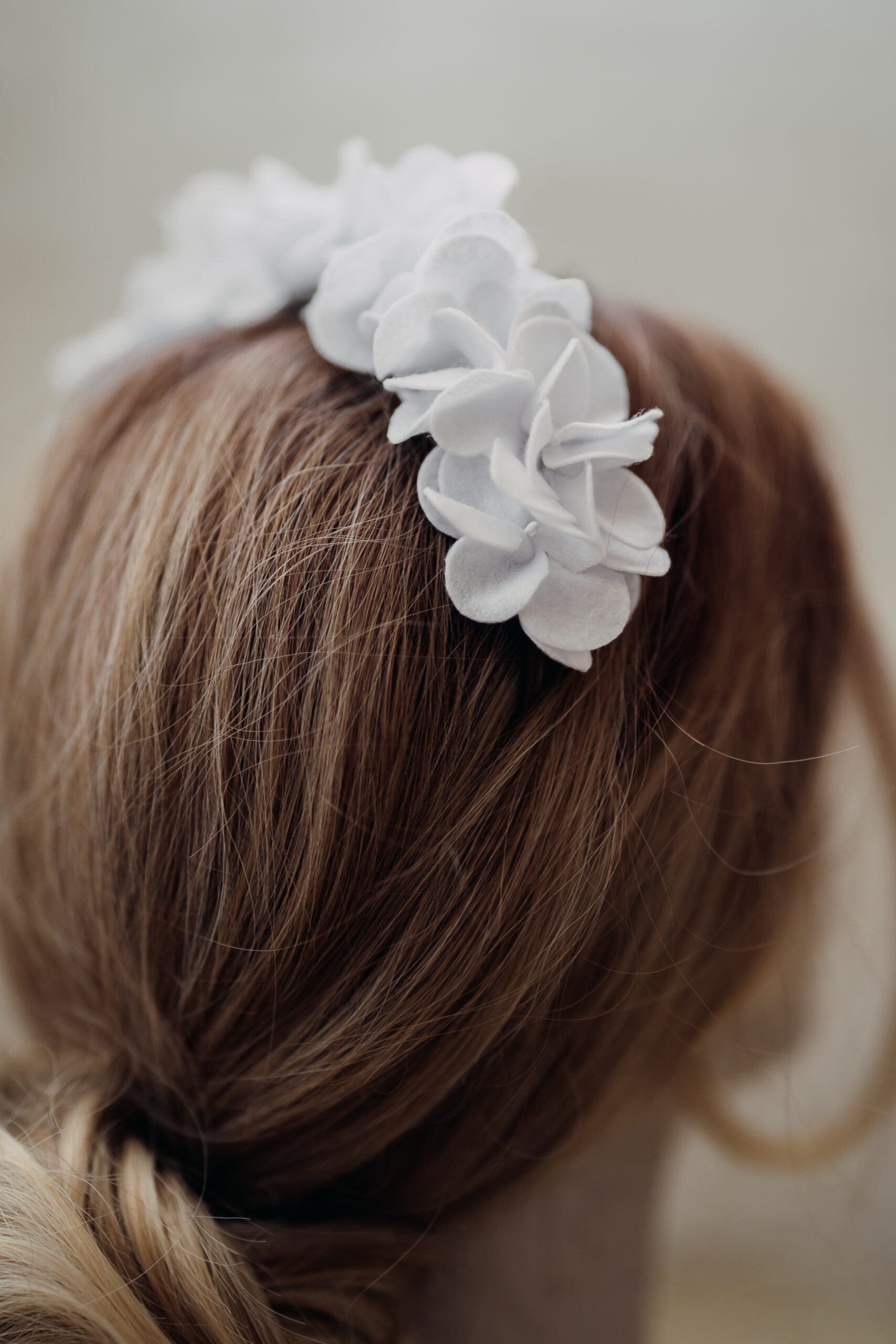 Uniek vilten haaraccessoire, zorgvuldig met de hand gemaakt als duurzaam en stijlvol alternatief voor verse trouwbloemen.