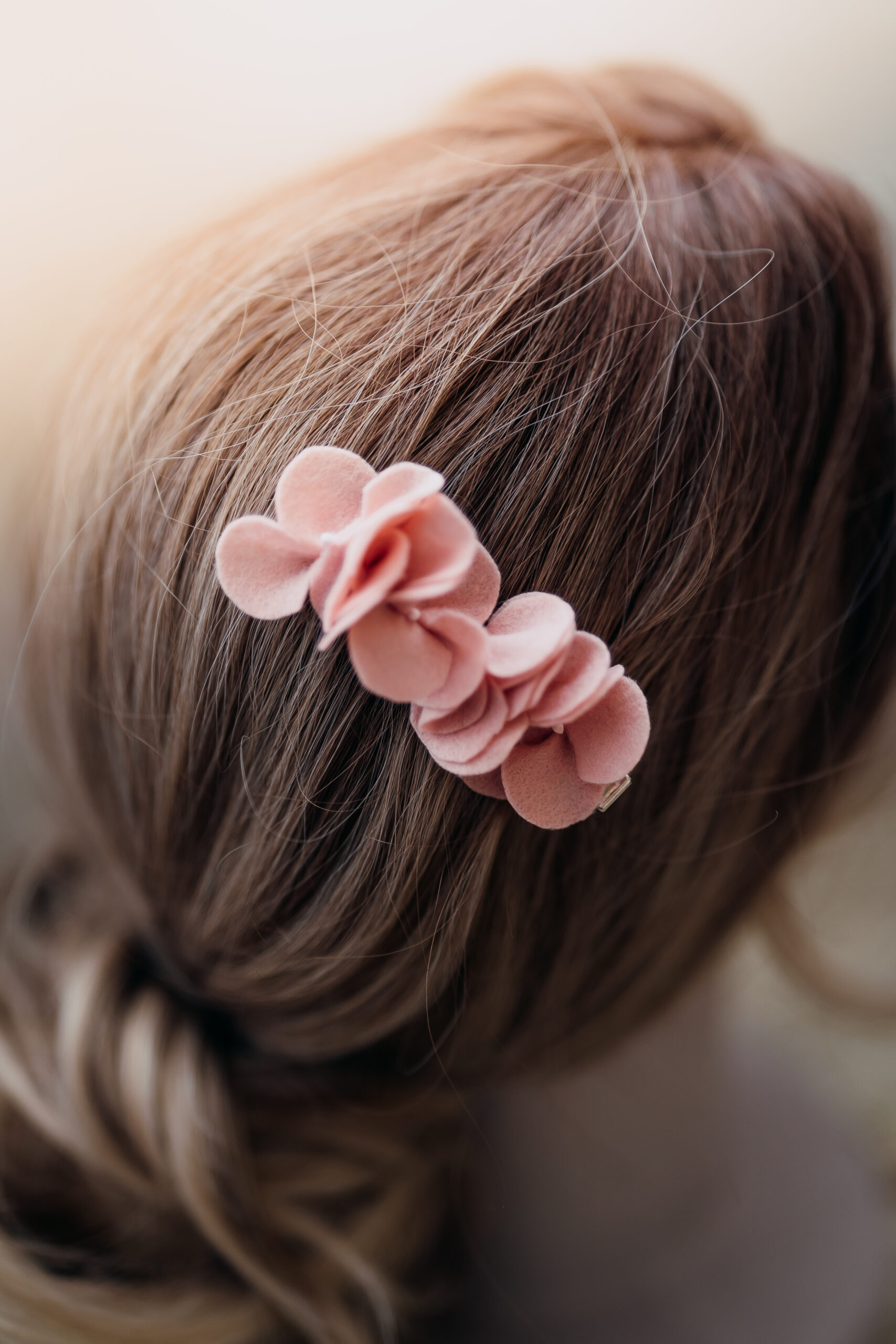 Uniek vilten haaraccessoire, zorgvuldig met de hand gemaakt als duurzaam en stijlvol alternatief voor verse trouwbloemen.