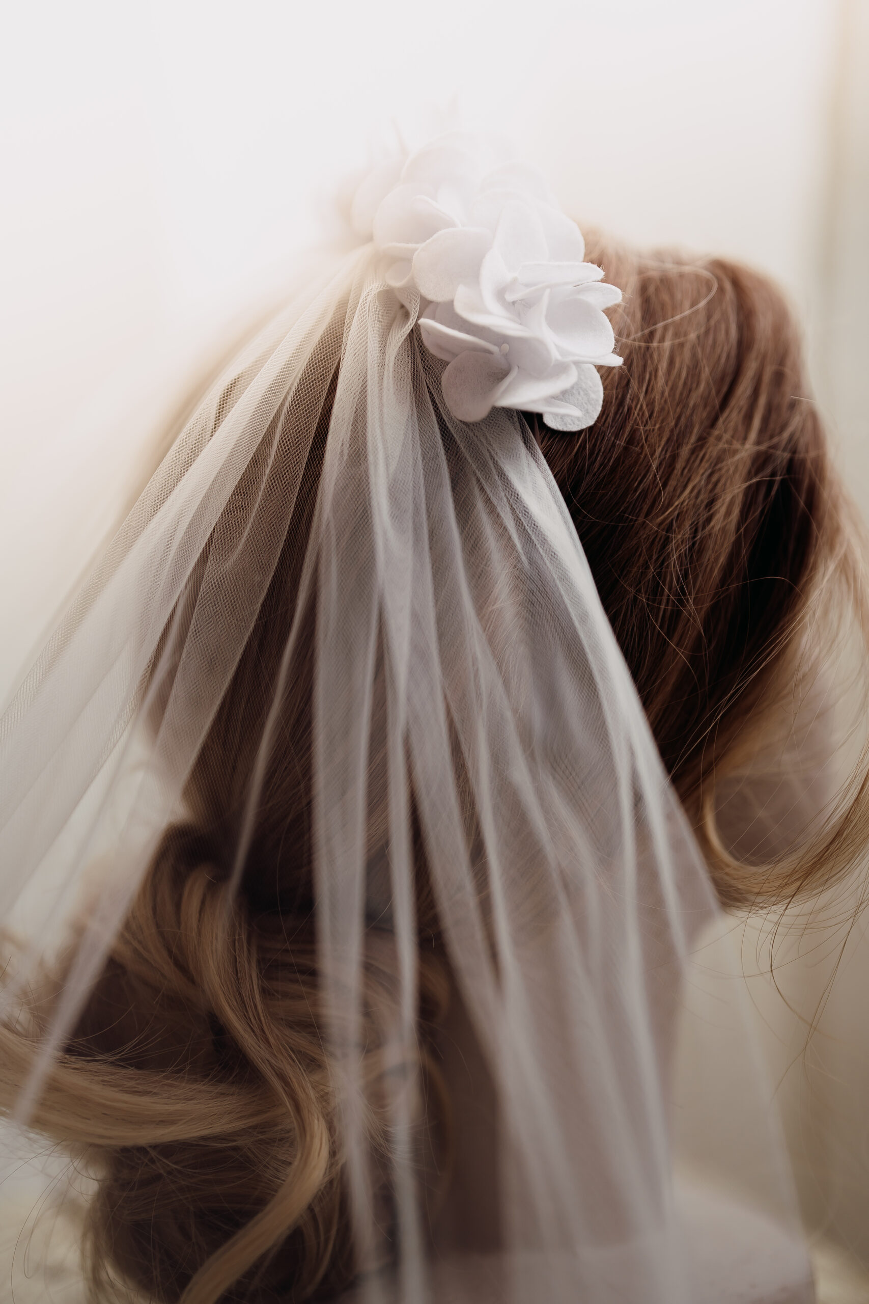 Uniek vilten haaraccessoire, zorgvuldig met de hand gemaakt als duurzaam en stijlvol alternatief voor verse trouwbloemen.