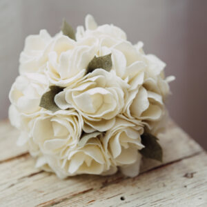 Bruidsboeket Hoorn, vilt bruidsboeket, duurzaam bruidsboeket, duurzaam trouwen, allergie hooikoorts, bruiloft, trouwbloemist, viltbloemist, bloemist Hoorn, alternatief bruidsboeket, trouwbloemen Hoorn