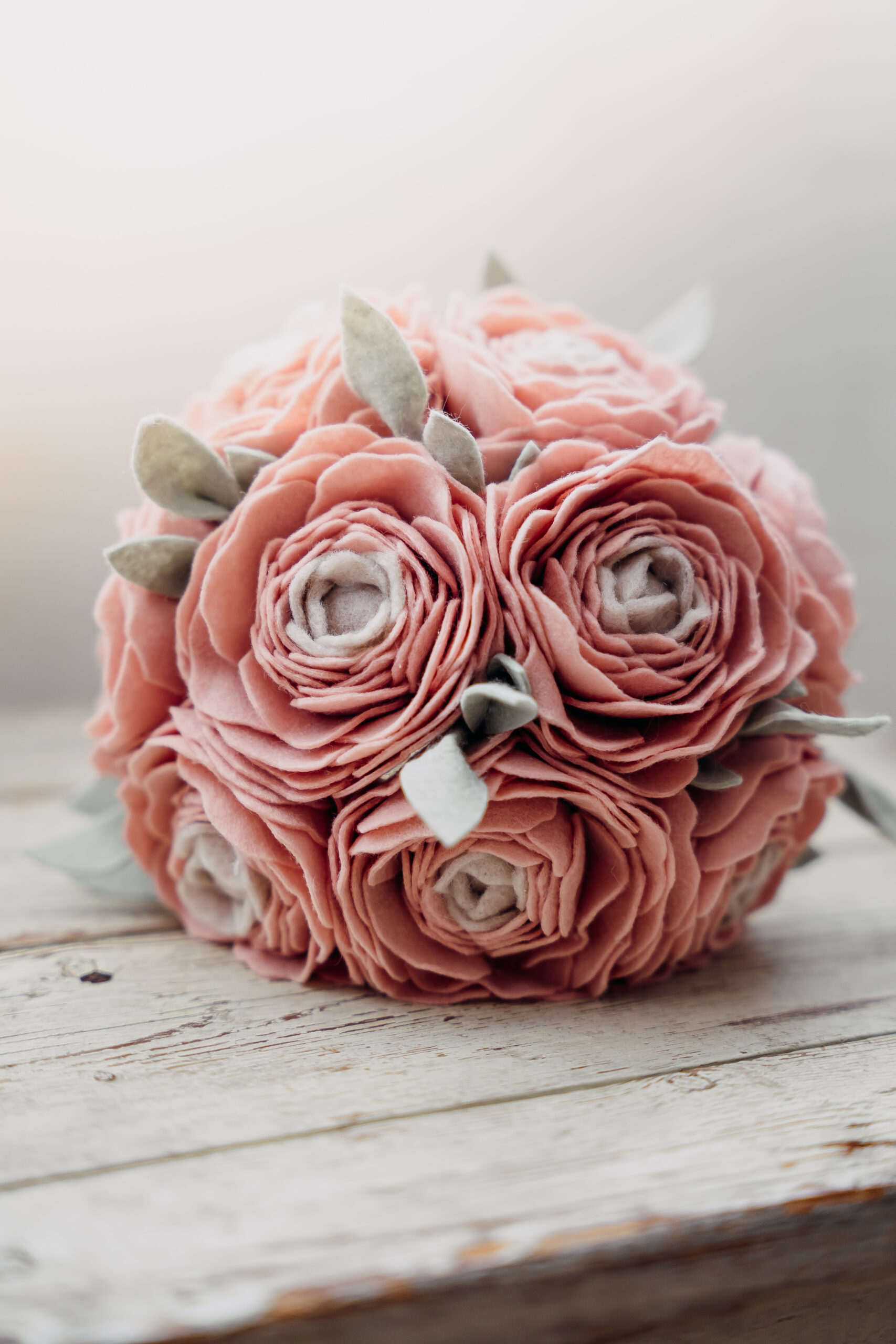 Bruidsboeket Hoorn, vilt bruidsboeket, duurzaam bruidsboeket, duurzaam trouwen, allergie hooikoorts, bruiloft, trouwbloemist, viltbloemist, bloemist Hoorn, alternatief bruidsboeket, trouwbloemen Hoorn