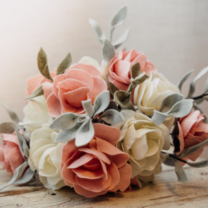 Bruidsboeket Hoorn, vilt bruidsboeket, duurzaam bruidsboeket, duurzaam trouwen, allergie hooikoorts, bruiloft, trouwbloemist, viltbloemist, bloemist Hoorn, alternatief bruidsboeket, trouwbloemen Hoorn