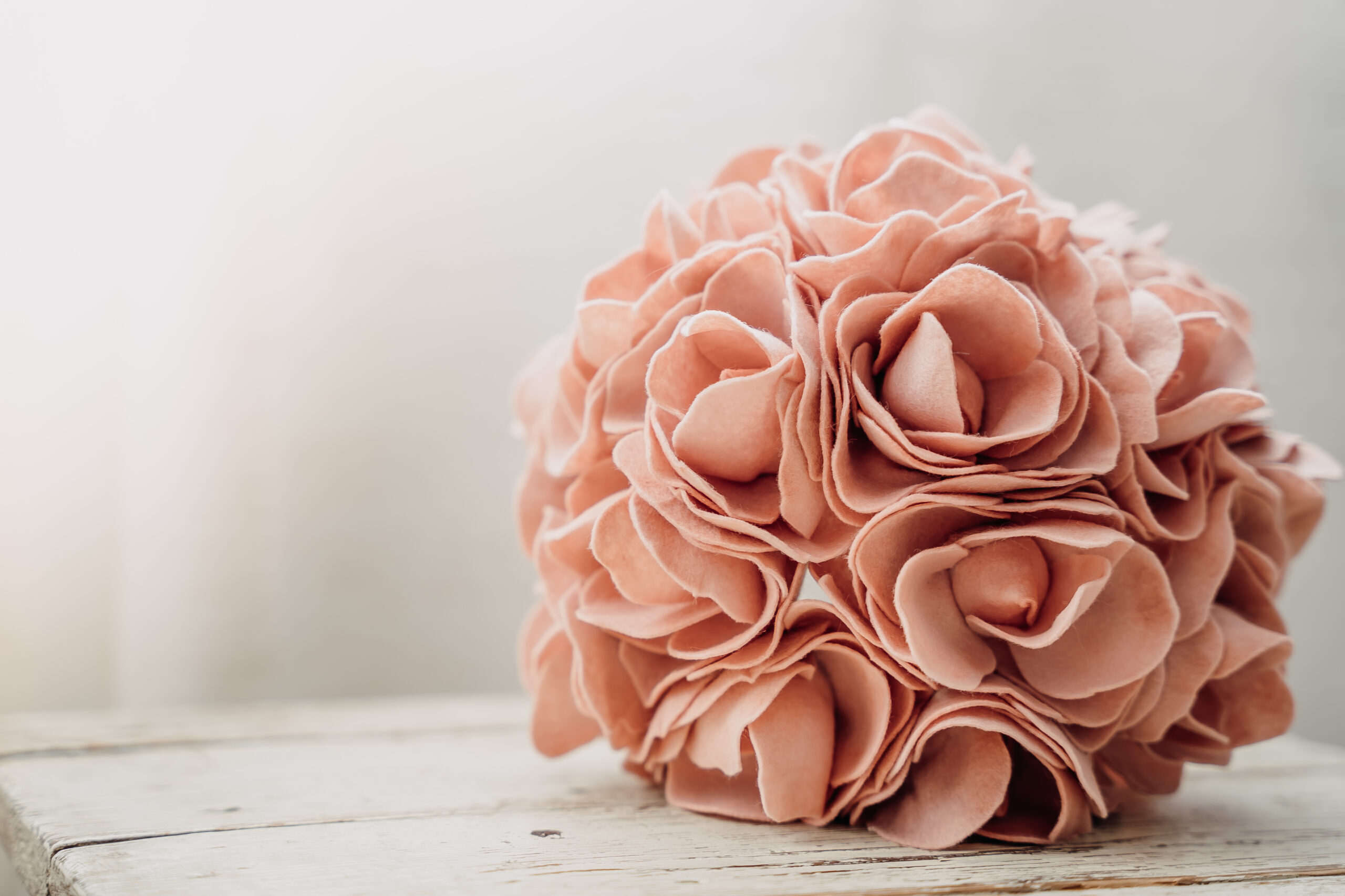 Bruidsboeket Hoorn, vilt bruidsboeket, duurzaam bruidsboeket, duurzaam trouwen, allergie hooikoorts, bruiloft, trouwbloemist, viltbloemist, bloemist Hoorn, alternatief bruidsboeket, trouwbloemen Hoorn