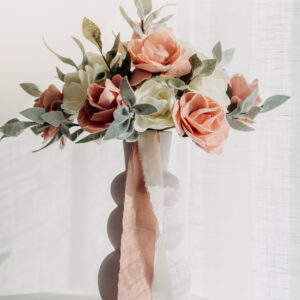 Bruidsboeket Hoorn, vilt bruidsboeket, duurzaam bruidsboeket, duurzaam trouwen, allergie hooikoorts, bruiloft, trouwbloemist, viltbloemist, bloemist Hoorn, alternatief bruidsboeket, trouwbloemen Hoorn