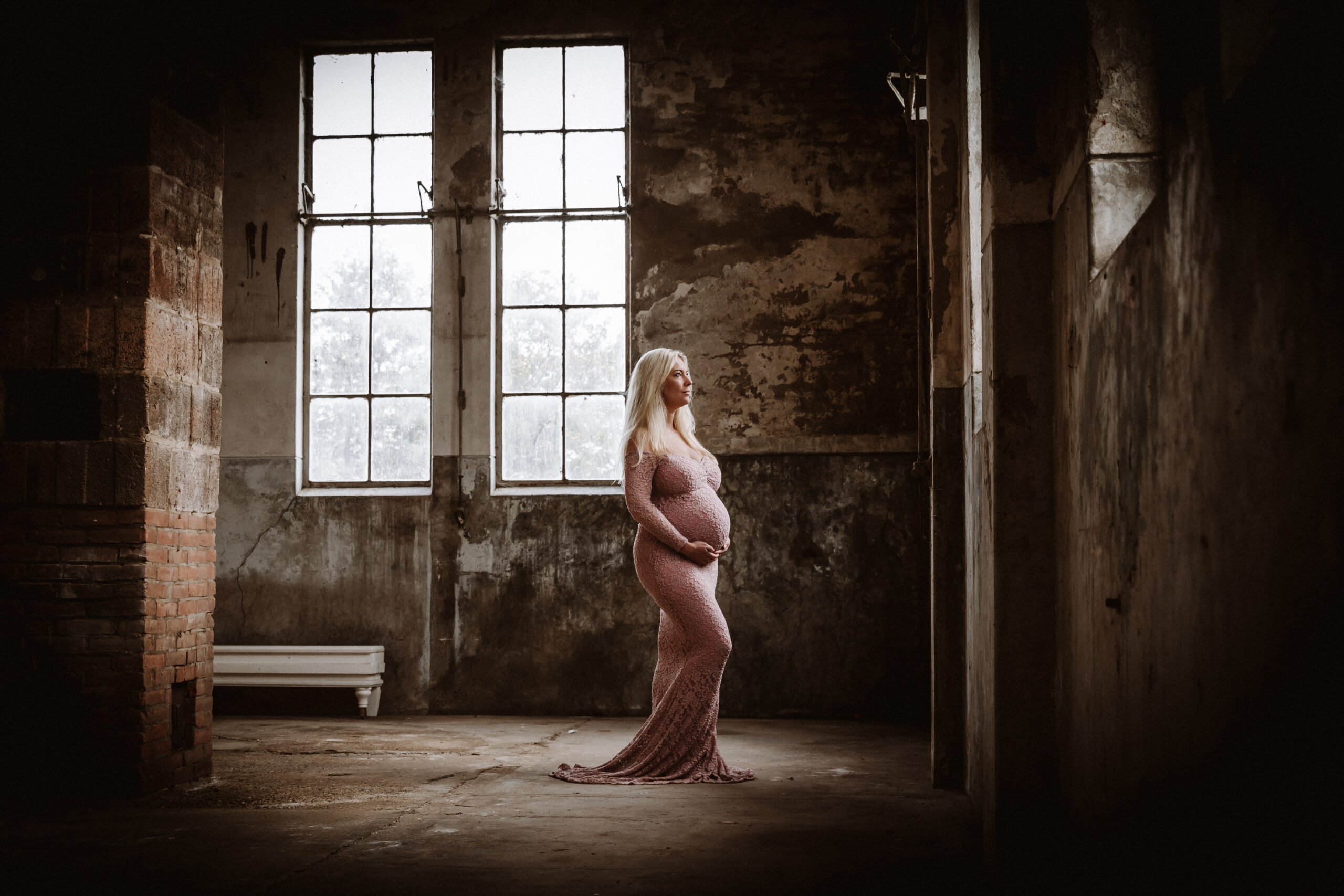 Zwangerschapsfotografie bij verlaten fabriek, Hoorn