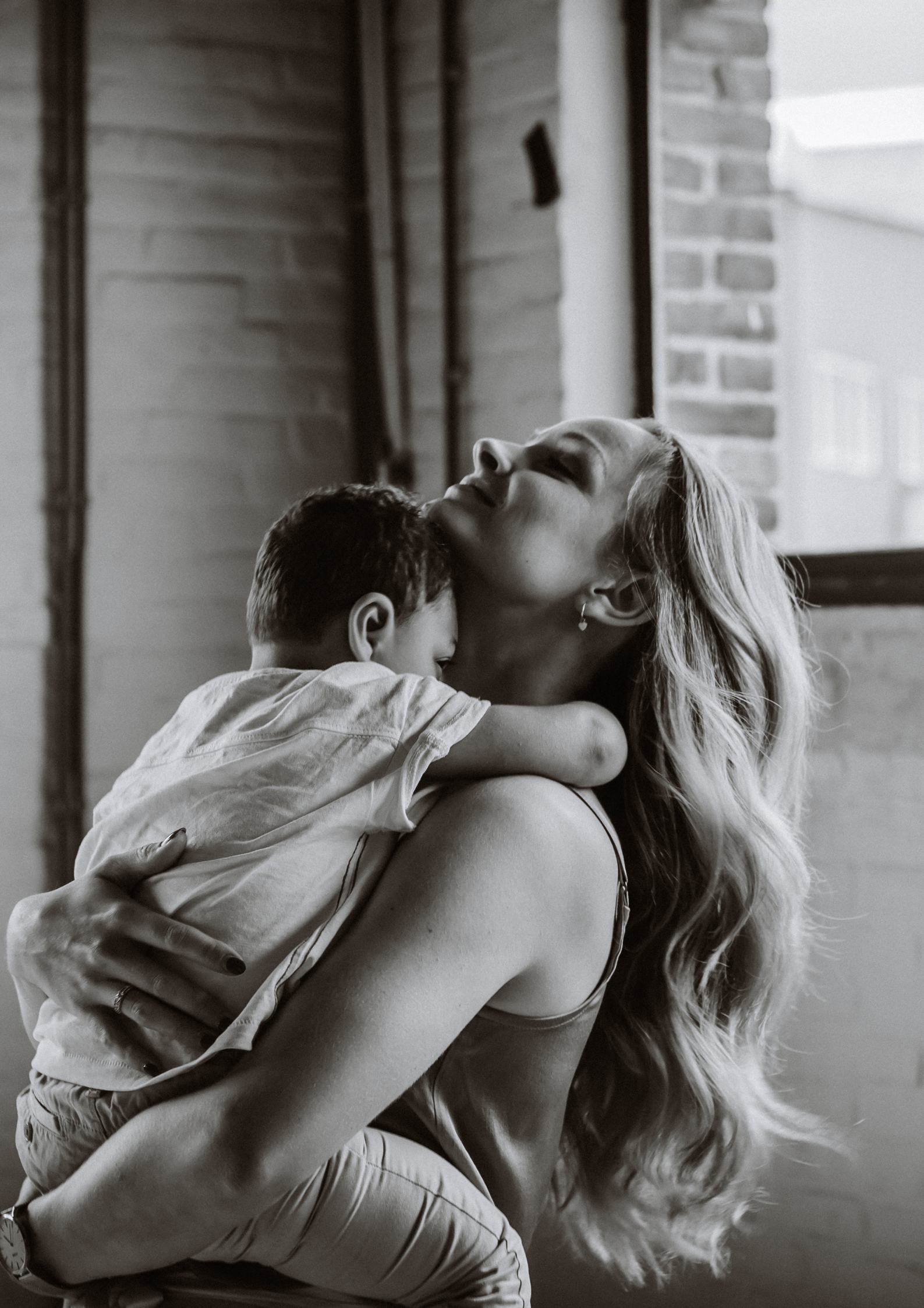 Motherhoodshoot met moeder en kind terwijl ze samen knuffelen in fabriek, Hoorn