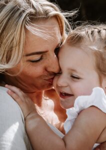 Moeder en kind vastgelegd tijdens een natuurlijke motherhoodshoot in Hoorn