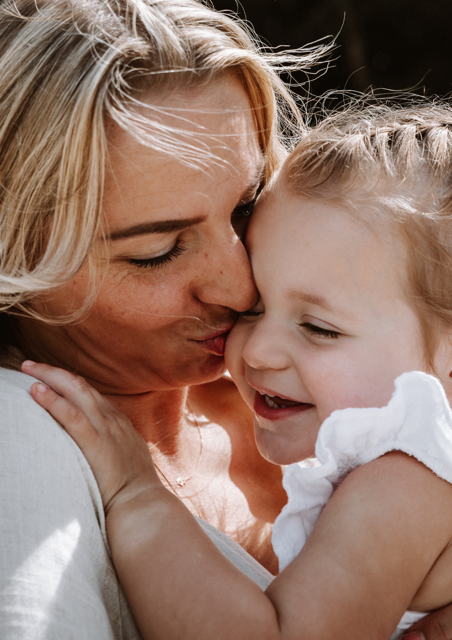 Moeder en kind vastgelegd tijdens een natuurlijke motherhoodshoot in Hoorn
