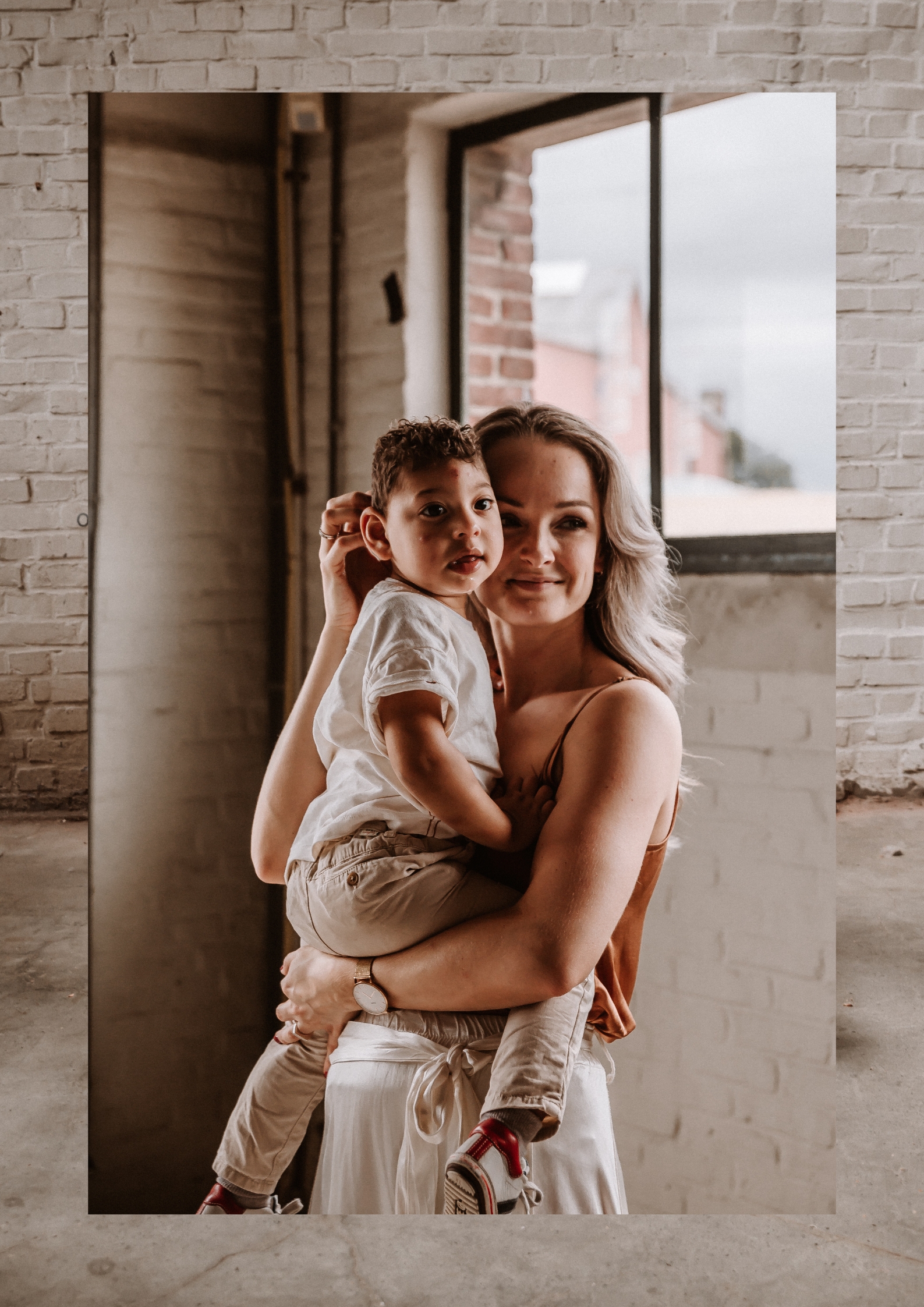 Moeder en kind vastgelegd tijdens een natuurlijke motherhoodshoot in oud pand, Hoorn