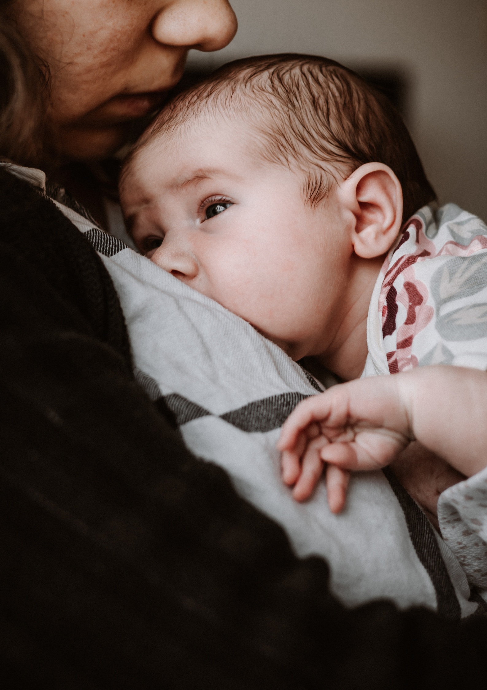 Newborn fotoshoot door Lijn 10 met baby in rust, Hoorn