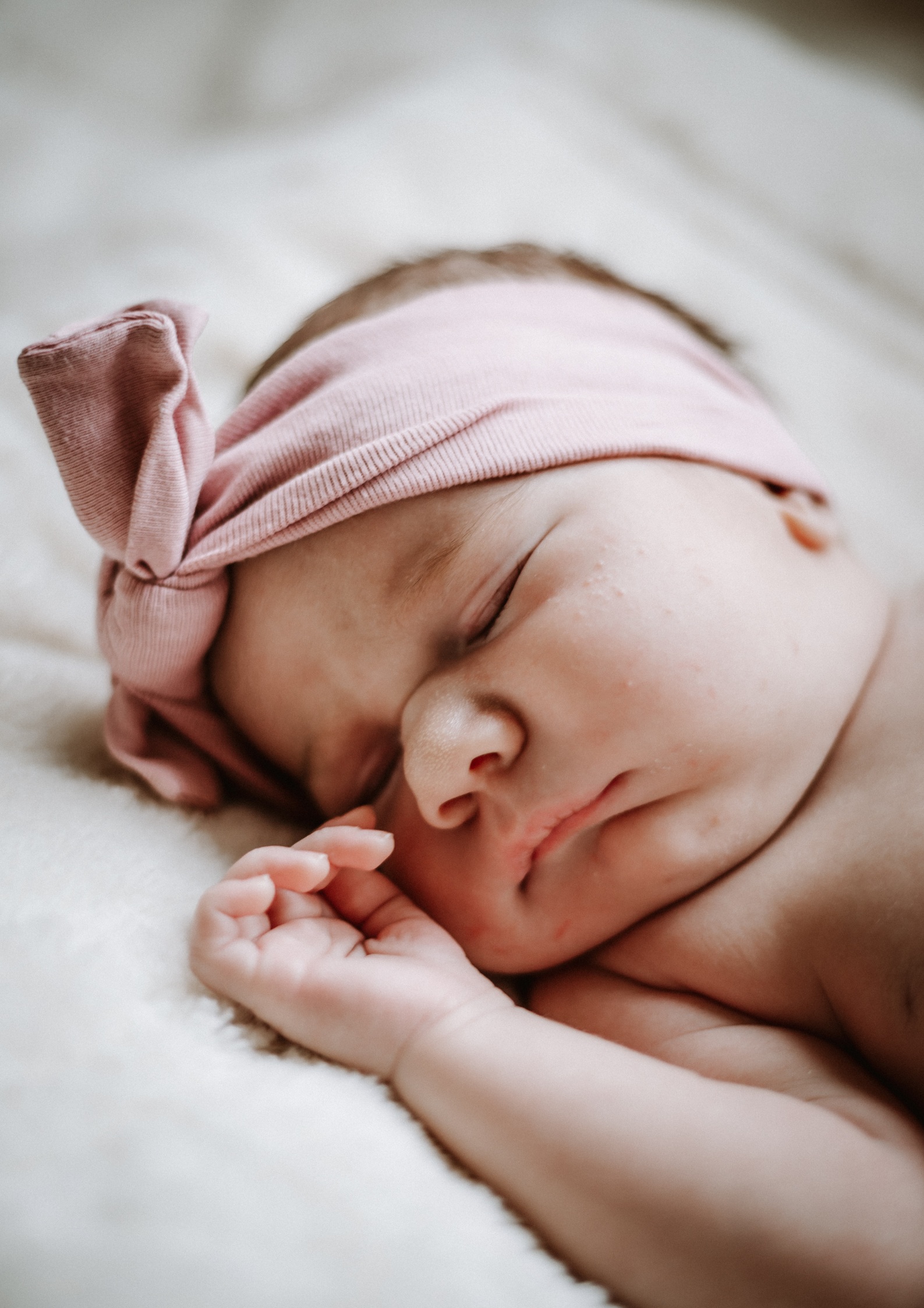 Pasgeboren baby tijdens professionele newborn fotosessie, Hoorn