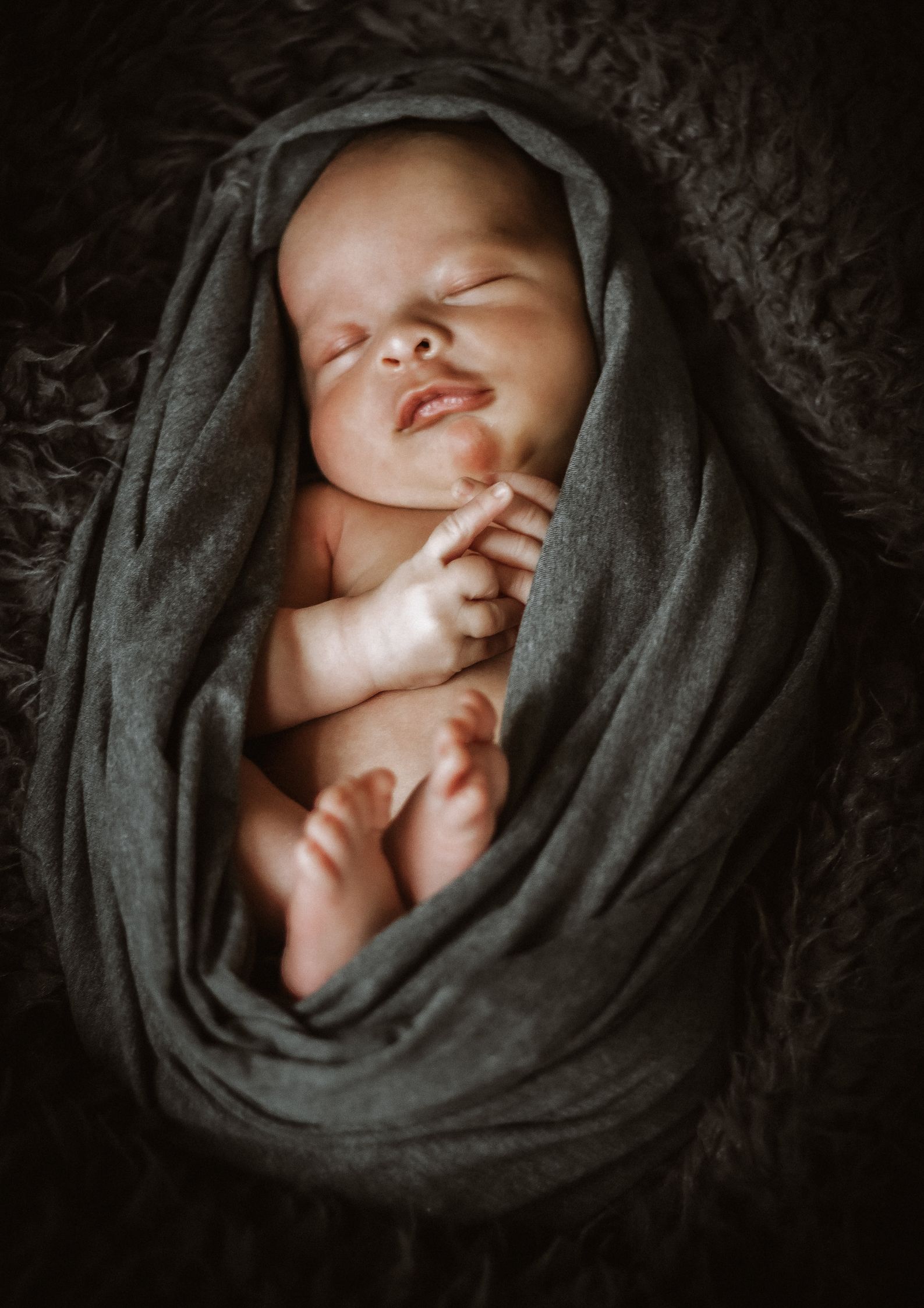 Detailfoto van newborn handje tijdens fotoshoot, Hoorn