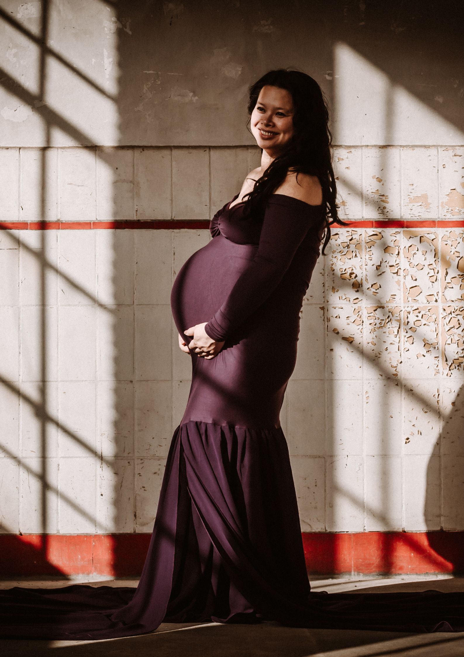 Zwangerschapsfotografie bij verlaten fabriek, Hoorn