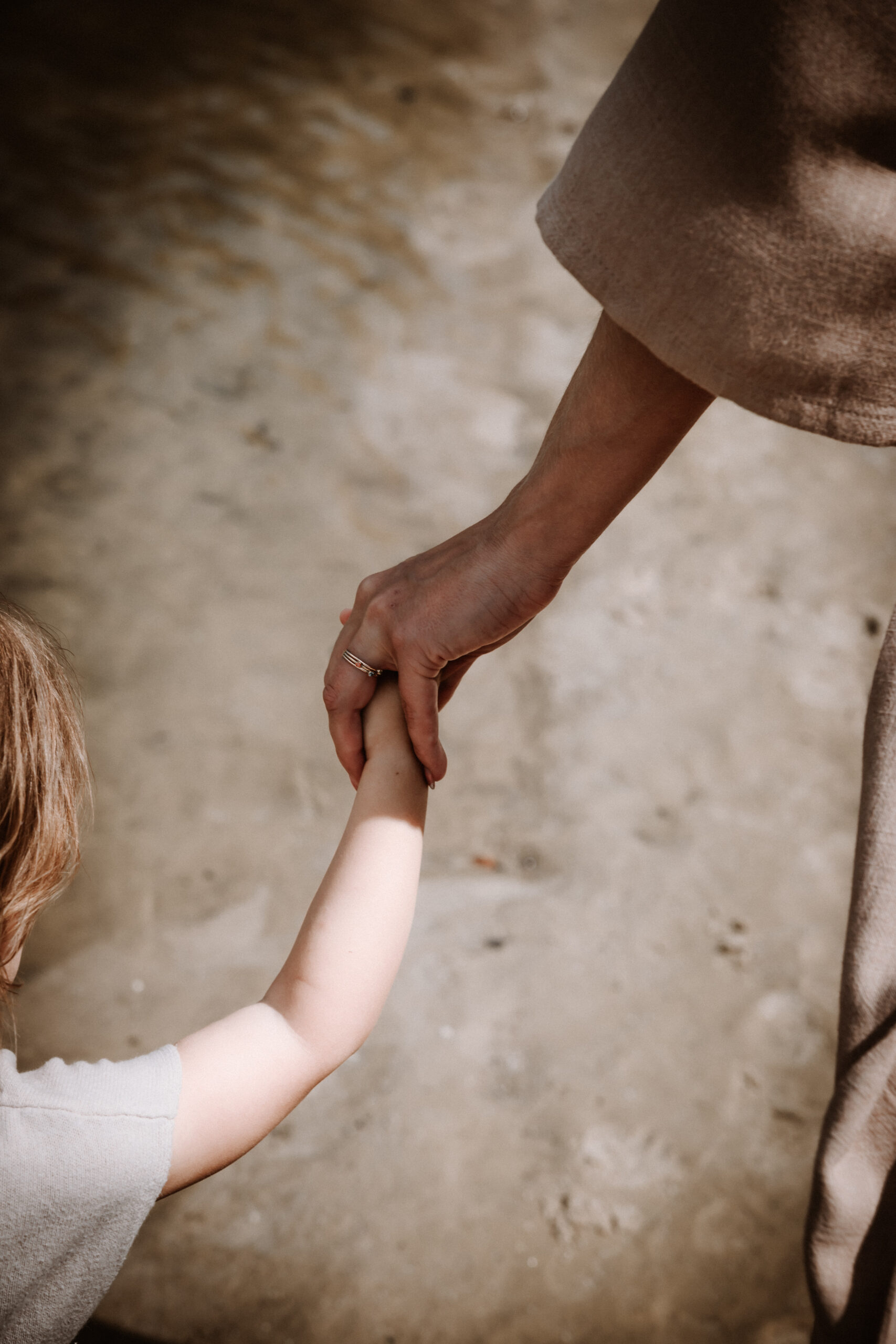 Liefdevolle gezinsfotosessie waarin verbondenheid centraal staat in Schoorl, Hoorn