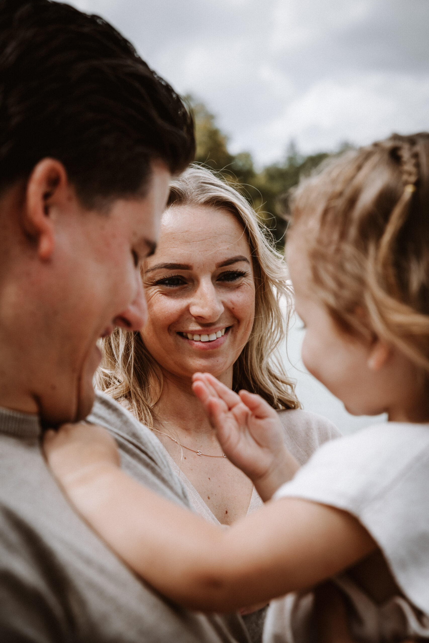 Liefdevolle gezinsfotosessie waarin verbondenheid centraal staat in Schoorl, Hoorn
