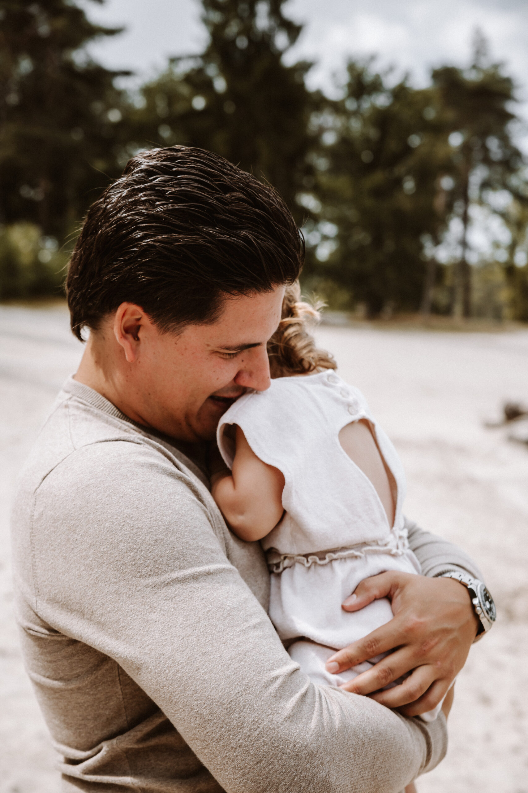 Vader en kind samen vastgelegd tijdens een pure en natuurlijke fotosessie in Schoorl