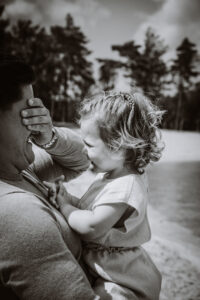 Vader en kind samen vastgelegd tijdens een pure en natuurlijke fotosessie in Schoorl