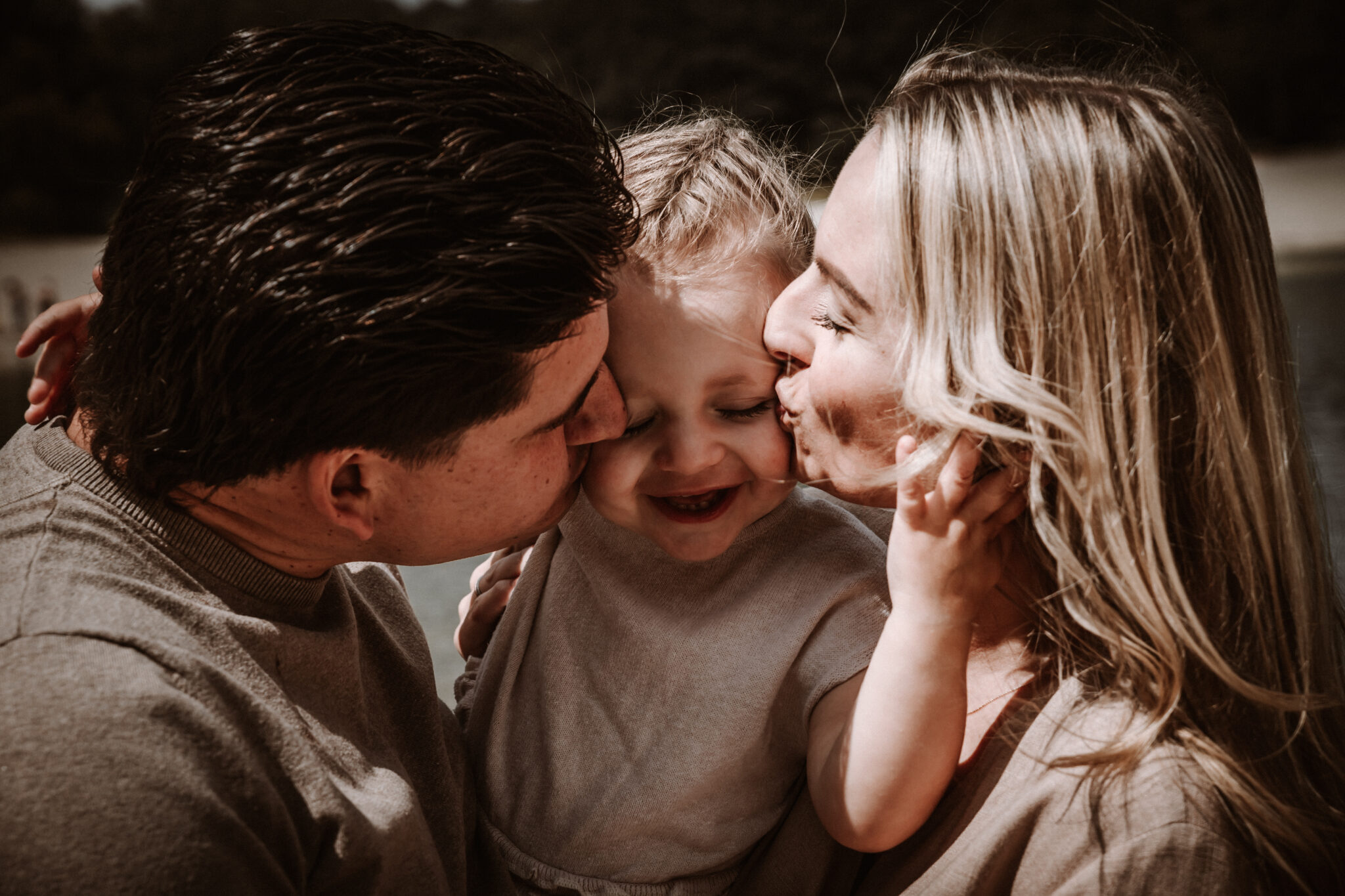 Liefdevolle gezinsfotosessie waarin verbondenheid centraal staat in Schoorl