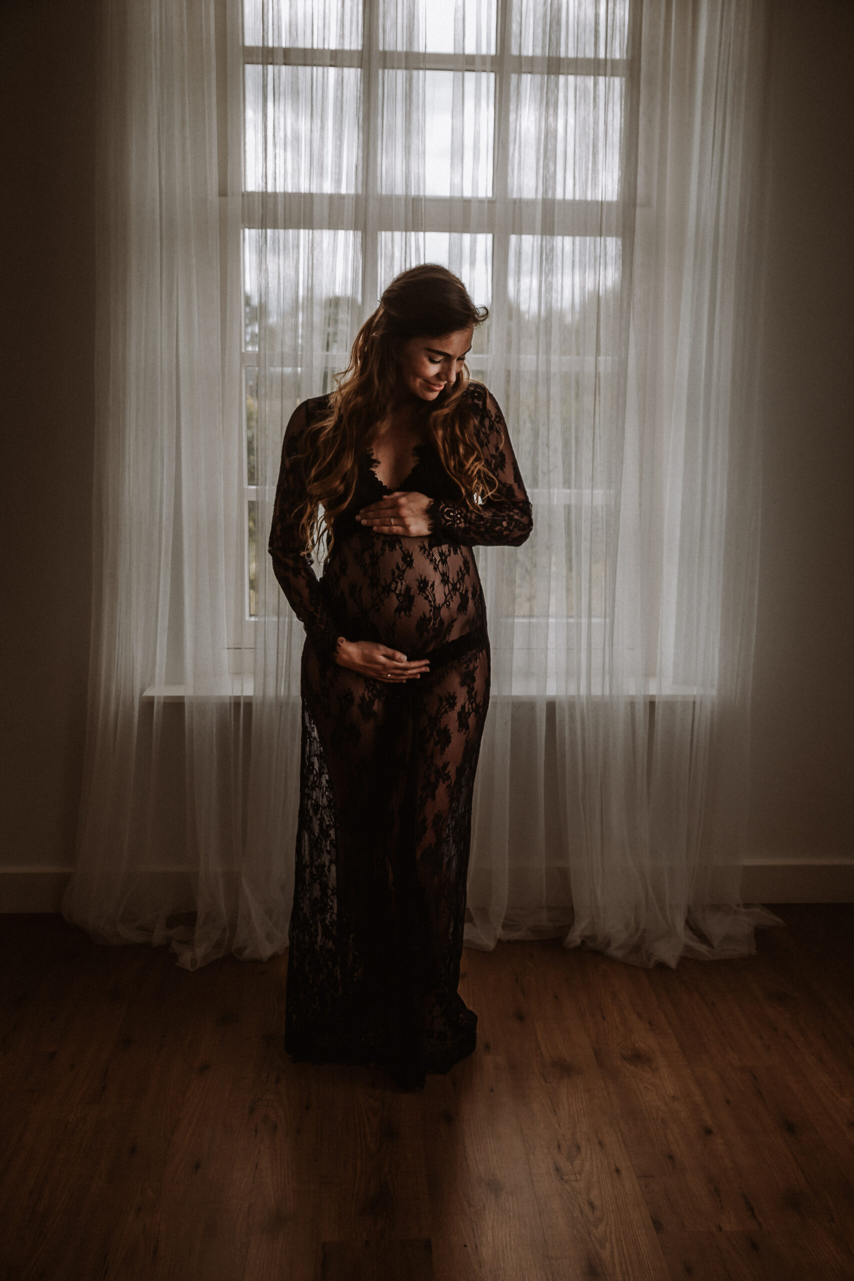 Zwangerschapsfotografie met moeder in zacht interieurlicht, Hoorn