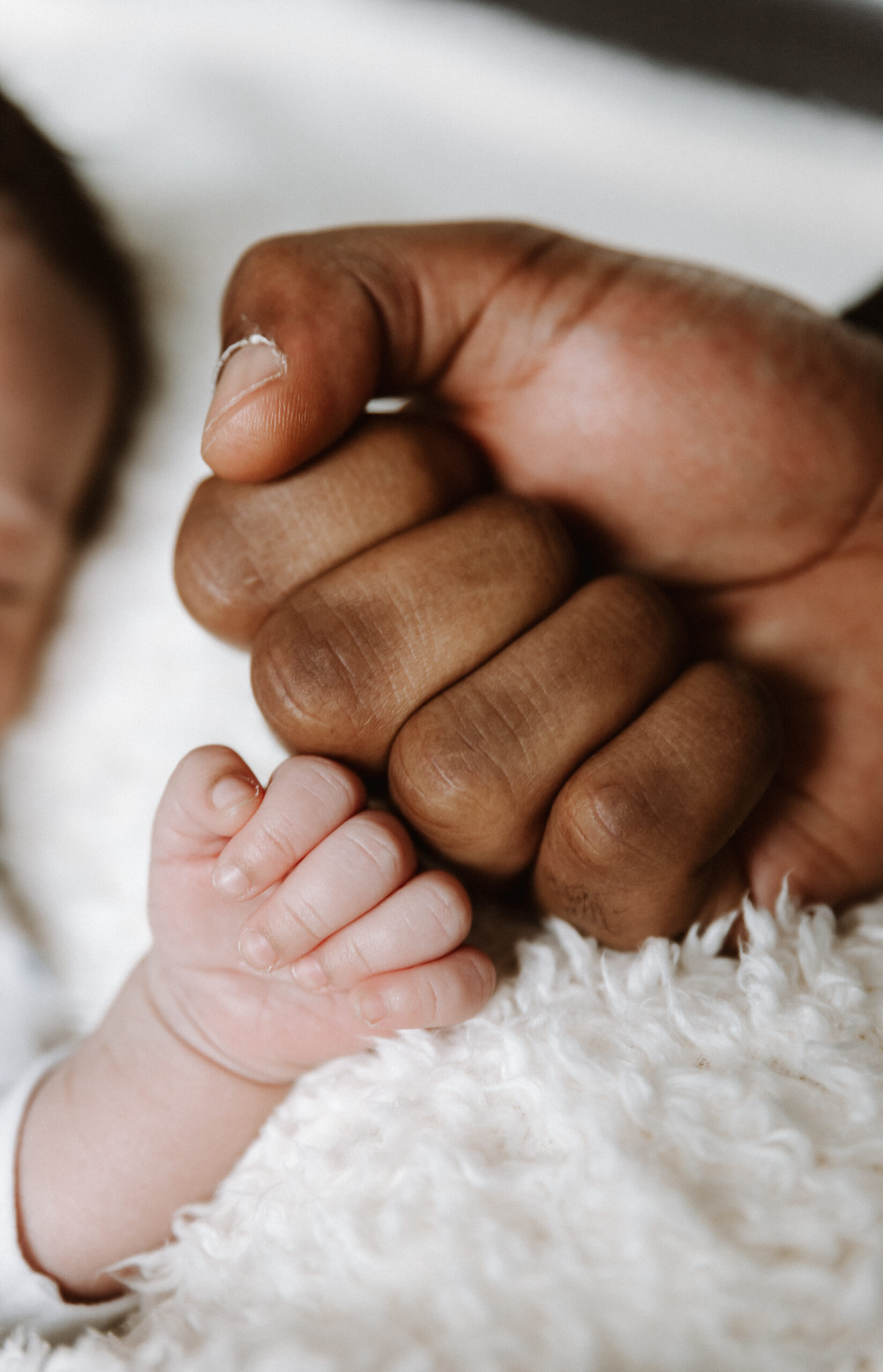Detailfoto van newborn handje tijdens fotoshoot, Hoorn