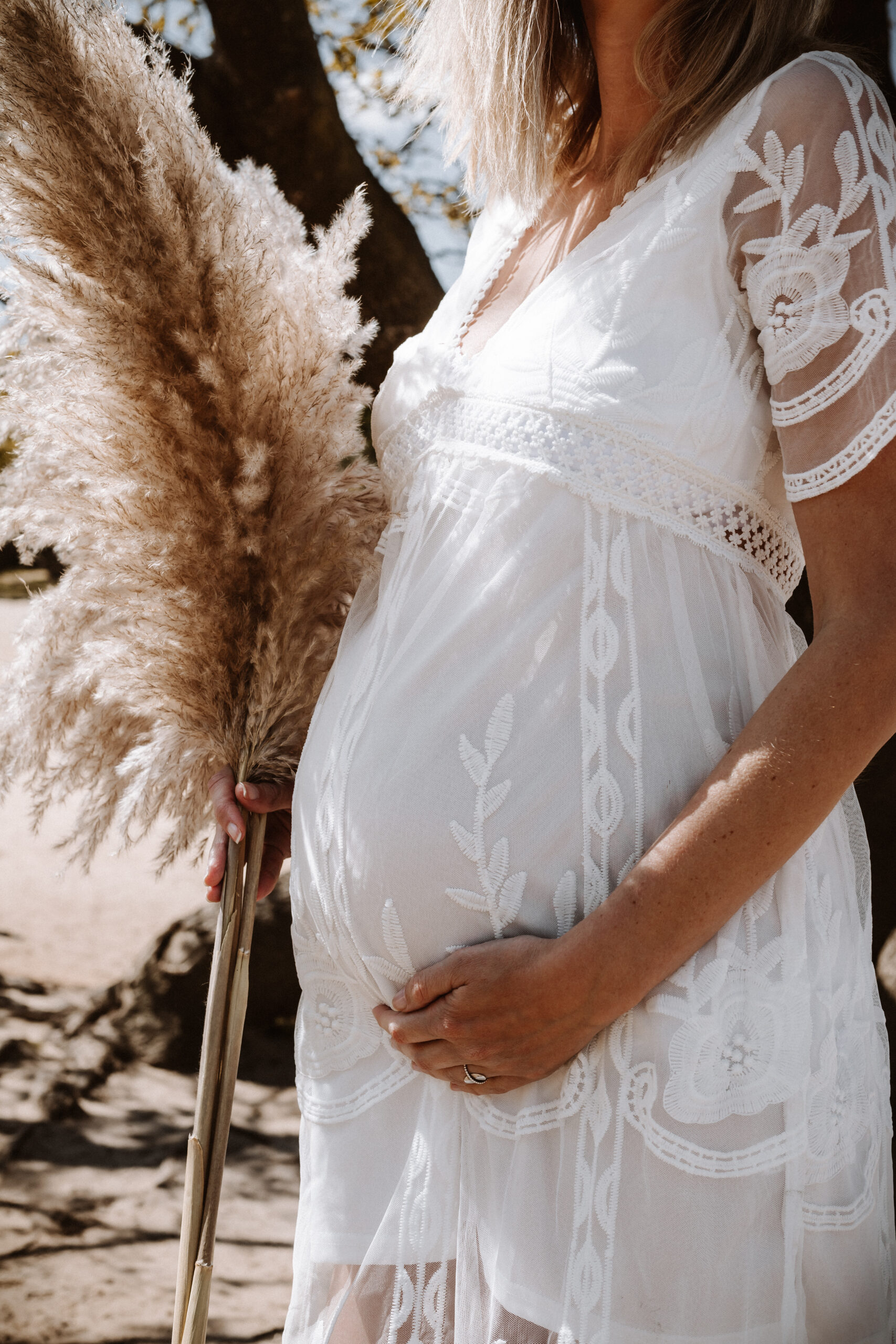 Zwangerschapsfotografie met moeder staand tussen bomen, Hoorn