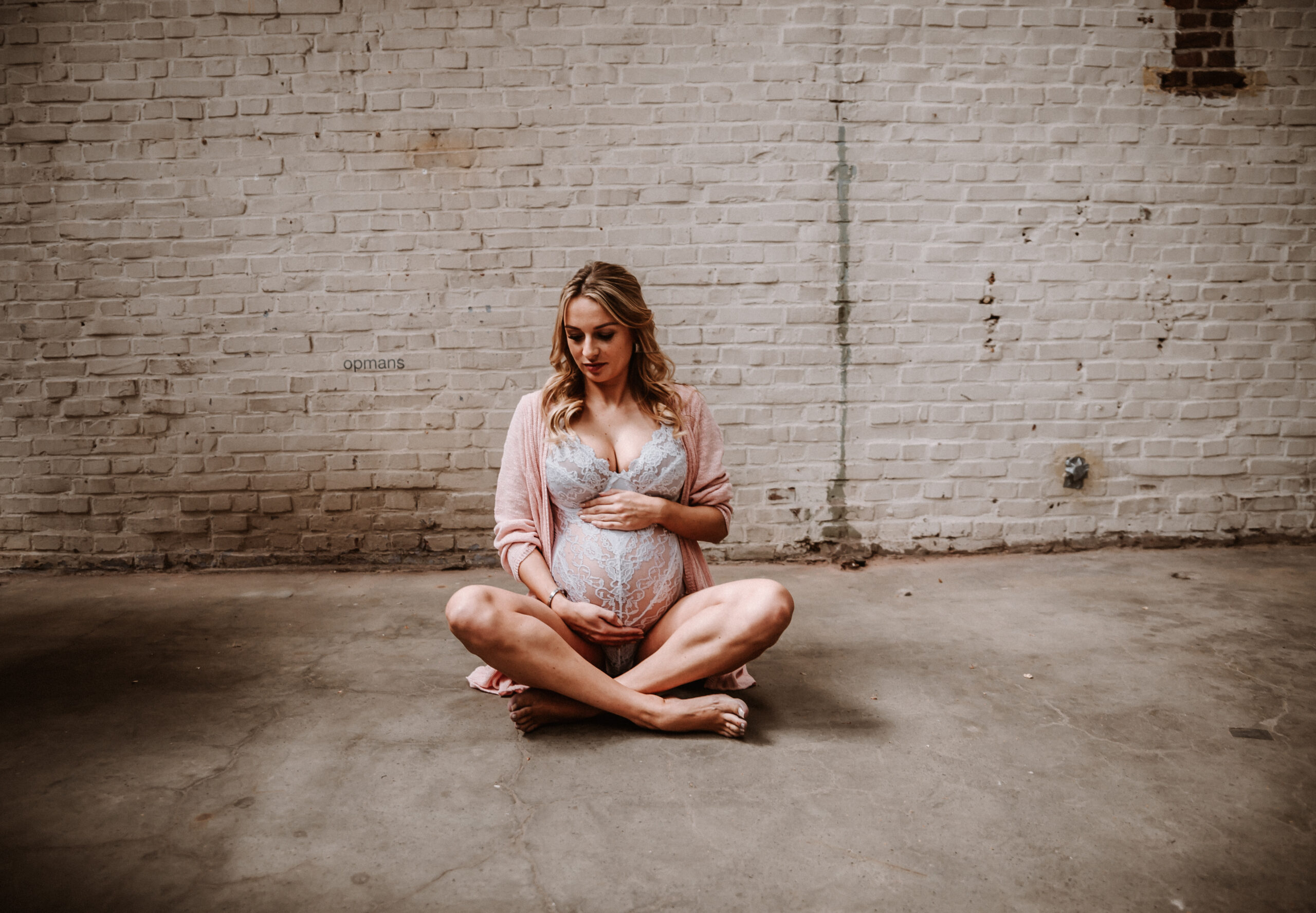 Zwangerschapsshoot bij oude fabriek met zacht zijlicht, Hoorn