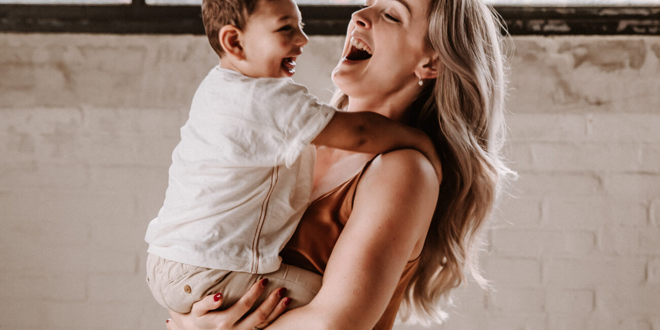 Intieme motherhoodshoot met mama en kind bij oude fabriek, Hoorn