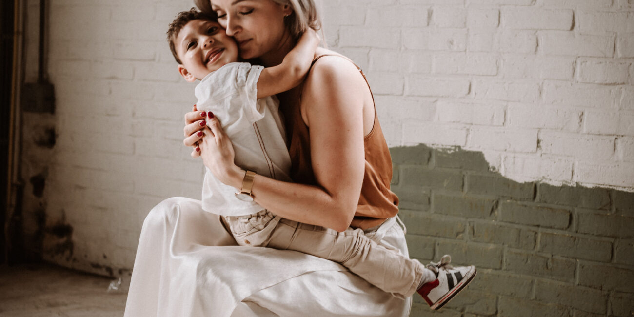 Liefdevolle motherhoodshoot met ouder en kind industriële locatie, Hoorn