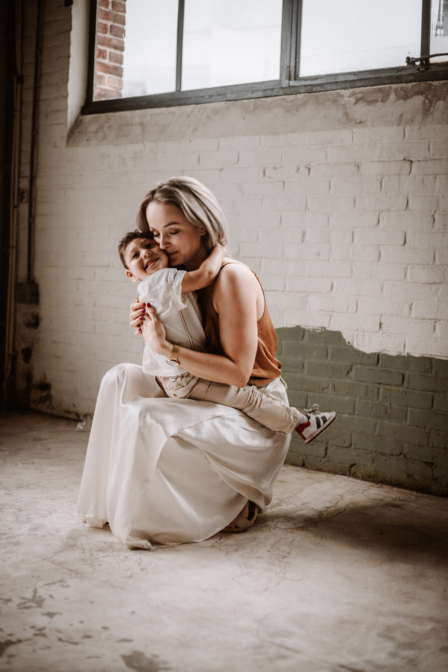 Liefdevolle motherhoodshoot met ouder en kind industriële locatie, Hoorn