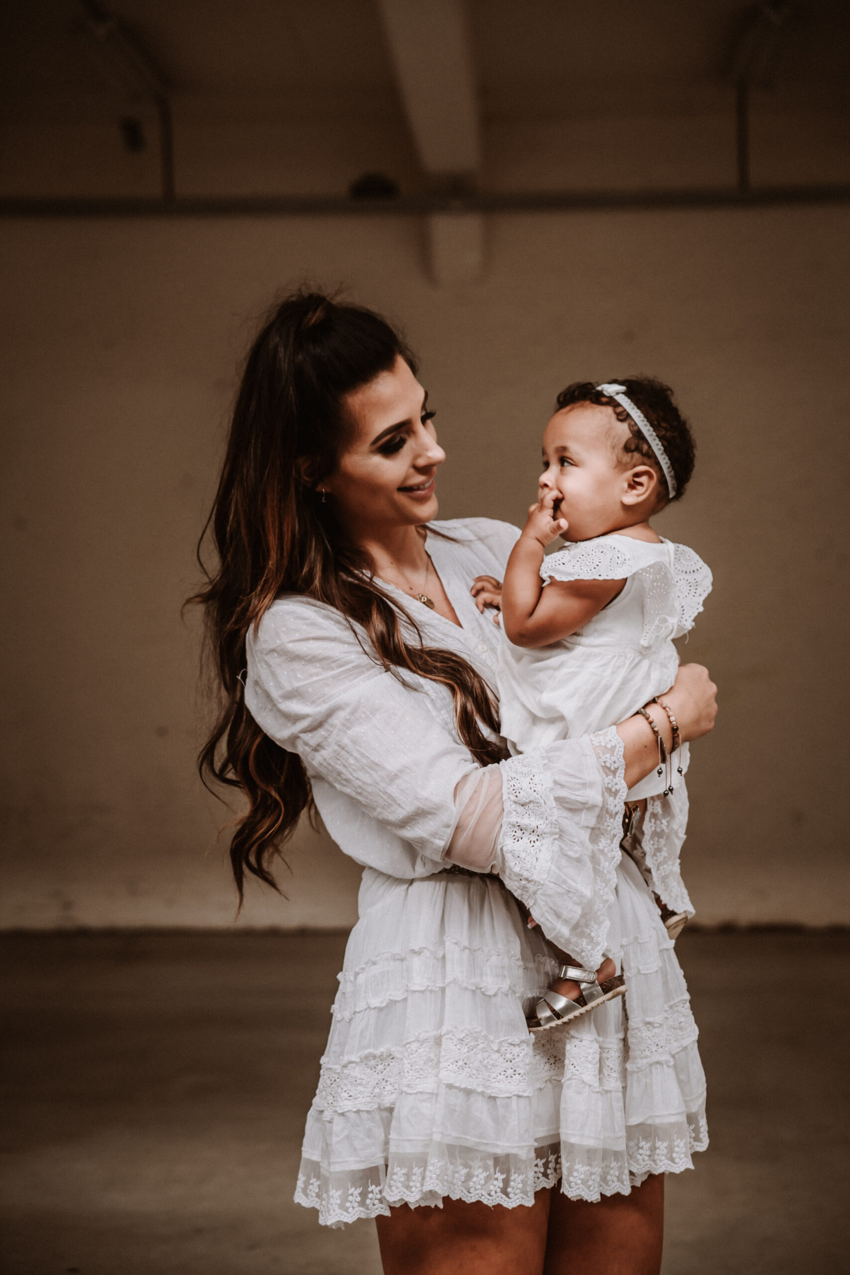 Emotionele motherhood fotografie met moeder en kind in oude fabriekshal, Hoorn